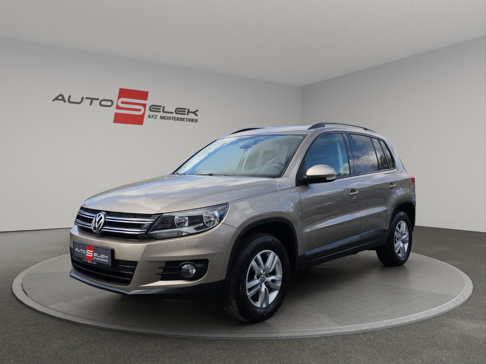 Fahrzeugabbildung Volkswagen Tiguan AHK TEMPOMAT PDC SHZ TÜV SERVICE NEU