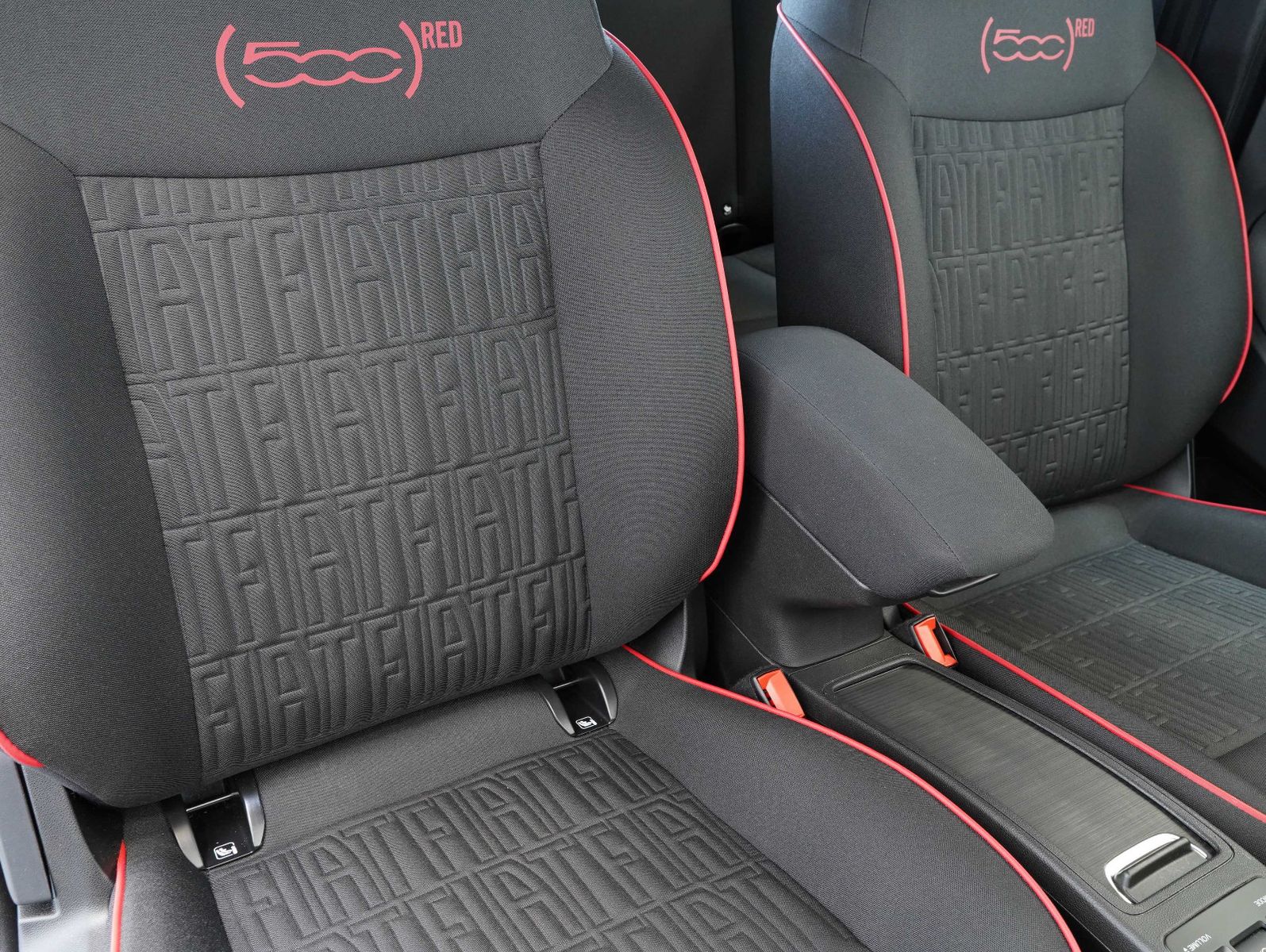 Fahrzeugabbildung Fiat 500e Red 70KW/23,8kWh/DC-LADEN/KAMERA
