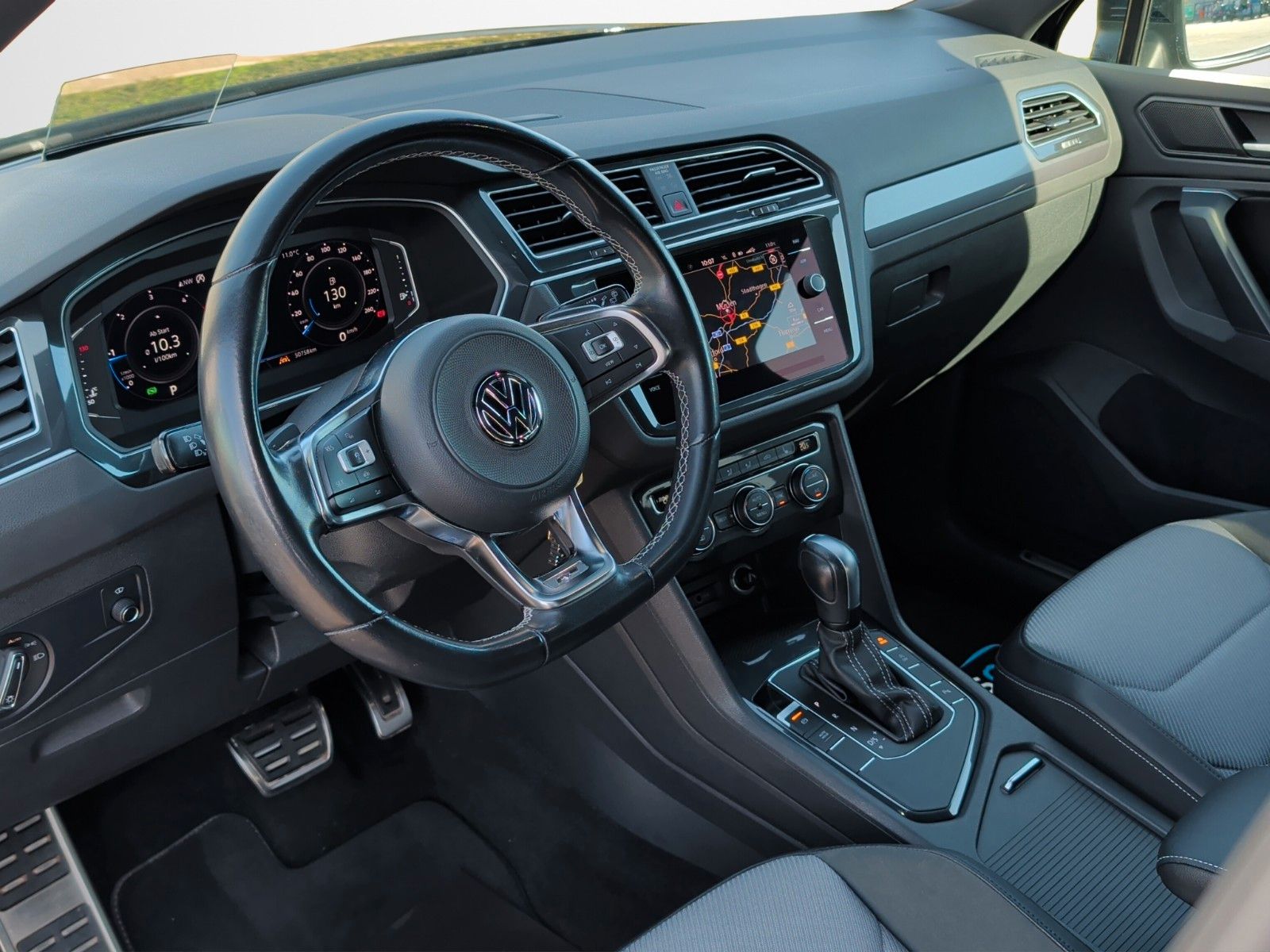 Fahrzeugabbildung Volkswagen TIGUAN 2.0 TDI R-LINE BLACKSTYLE HUD 19" AHK KAM