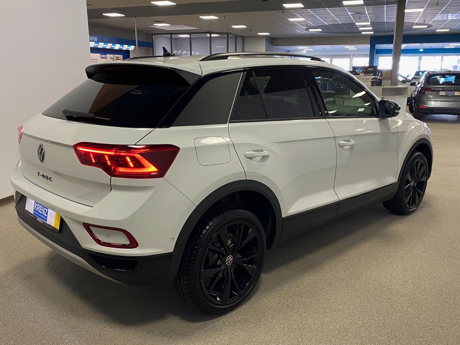 Fahrzeugabbildung Volkswagen T-Roc 1.5 TSI DSG+BLACKSTYLE+PANO+19"+ACC+MATRI+