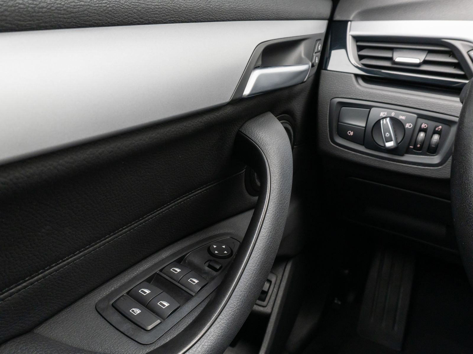Fahrzeugabbildung BMW X1 sD18i Panorama Kamera DAB Navi Komfort Leder