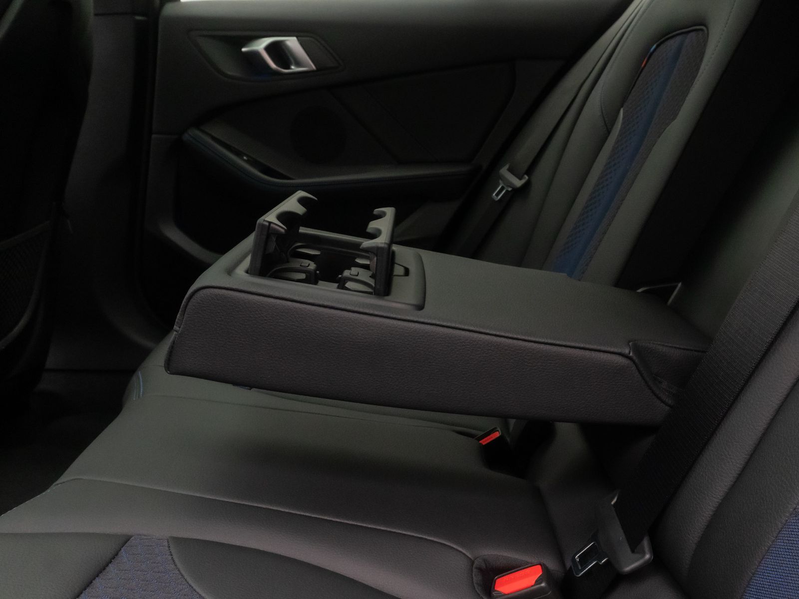 Fahrzeugabbildung BMW 118i M Sport HiFi Kamera DAB Panorama Komfort