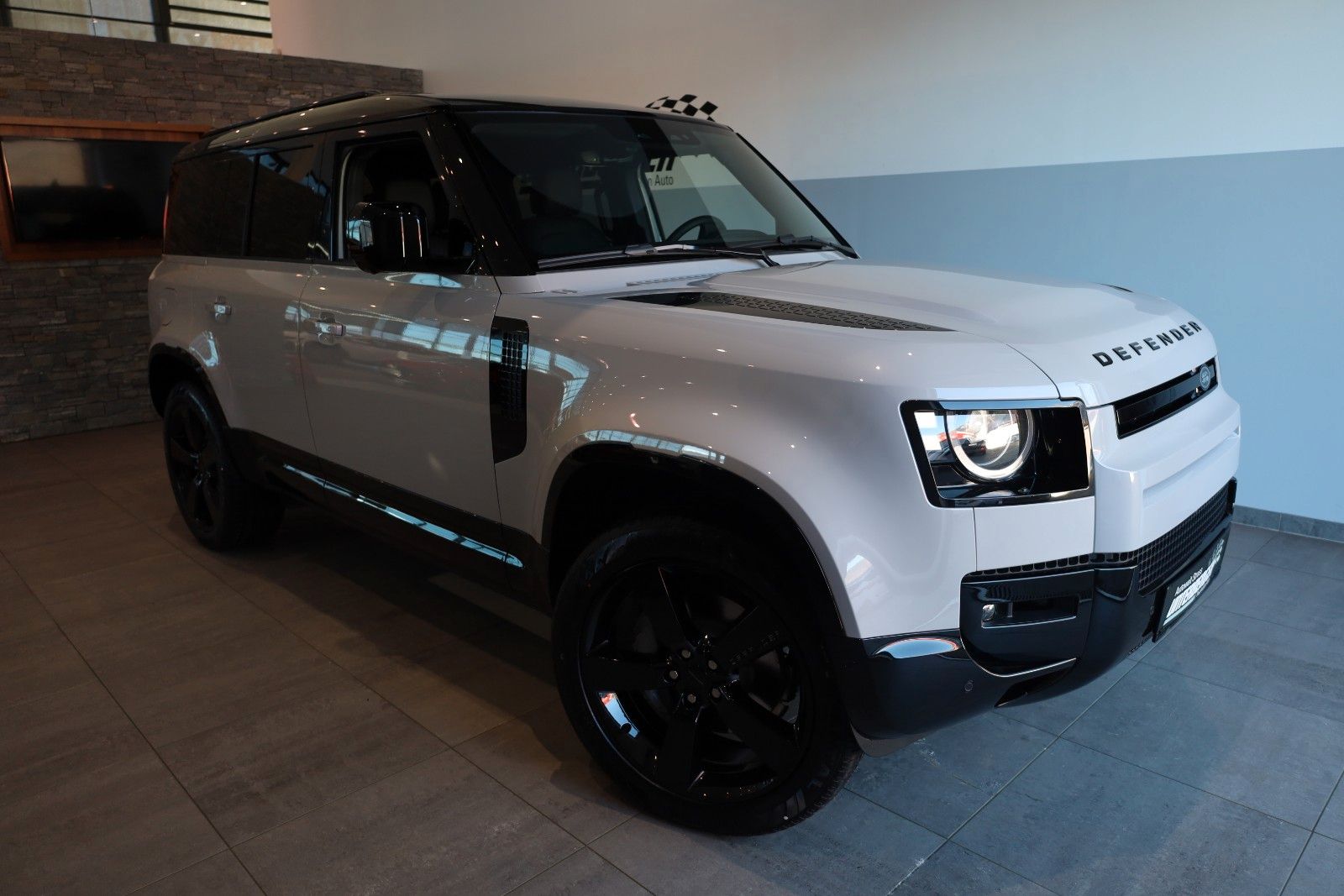 Land Rover Defender 110 P300e Plug-in Hybrid X-Dynamic SE