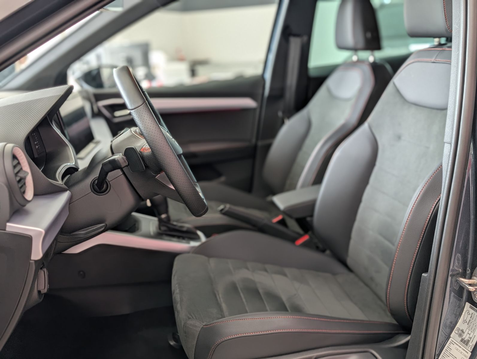 Fahrzeugabbildung SEAT Arona 1.5 TSI FR DSG ACC LED AHK KAM DINAMICA 18