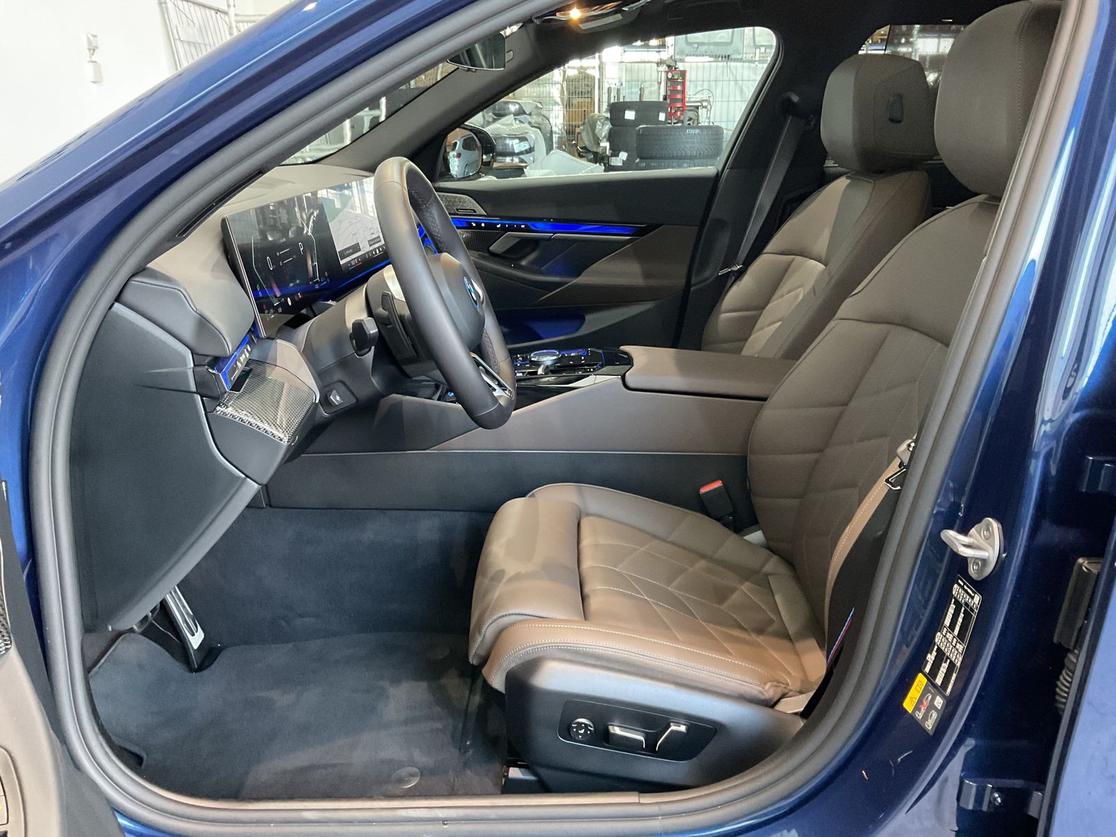 Fahrzeugeinzelansicht 11 Fahrzeugabbildung BMW 550e xDrive Limousine M Sportpaket AHK