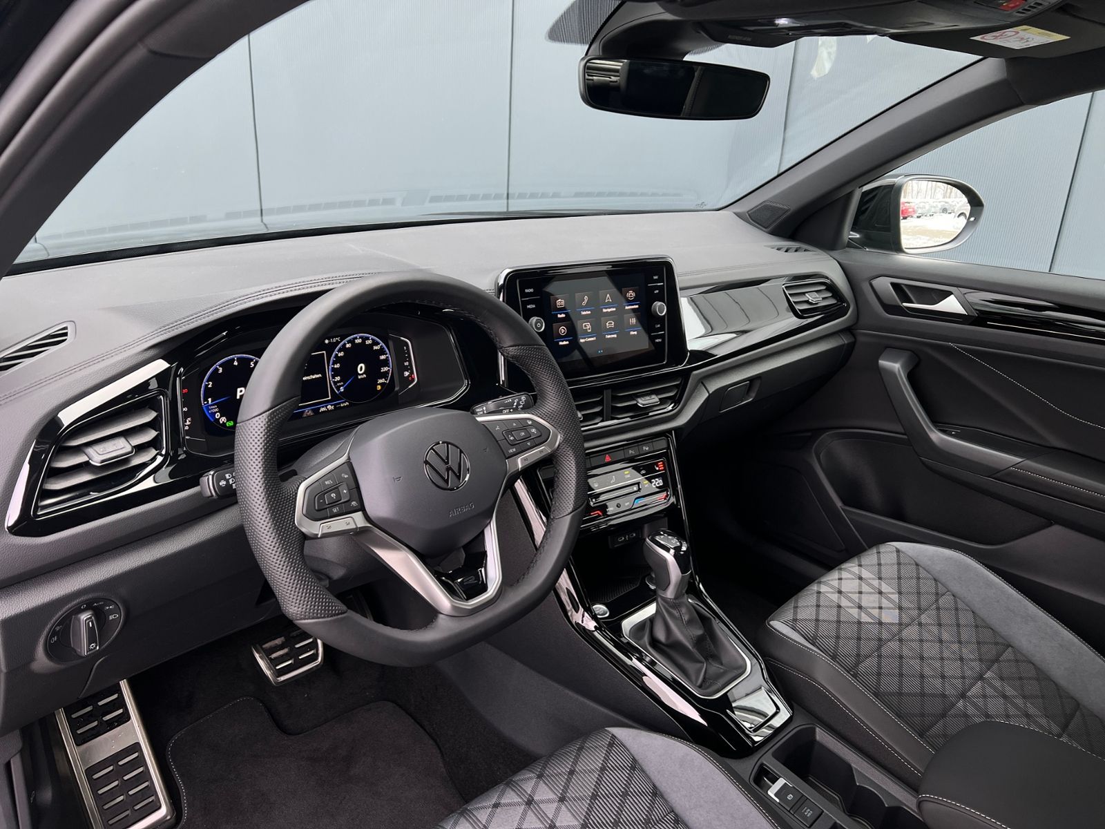 Fahrzeugabbildung Volkswagen T-Roc R-Line 1.5 TSI DSG *Black Style, AHK, Pano