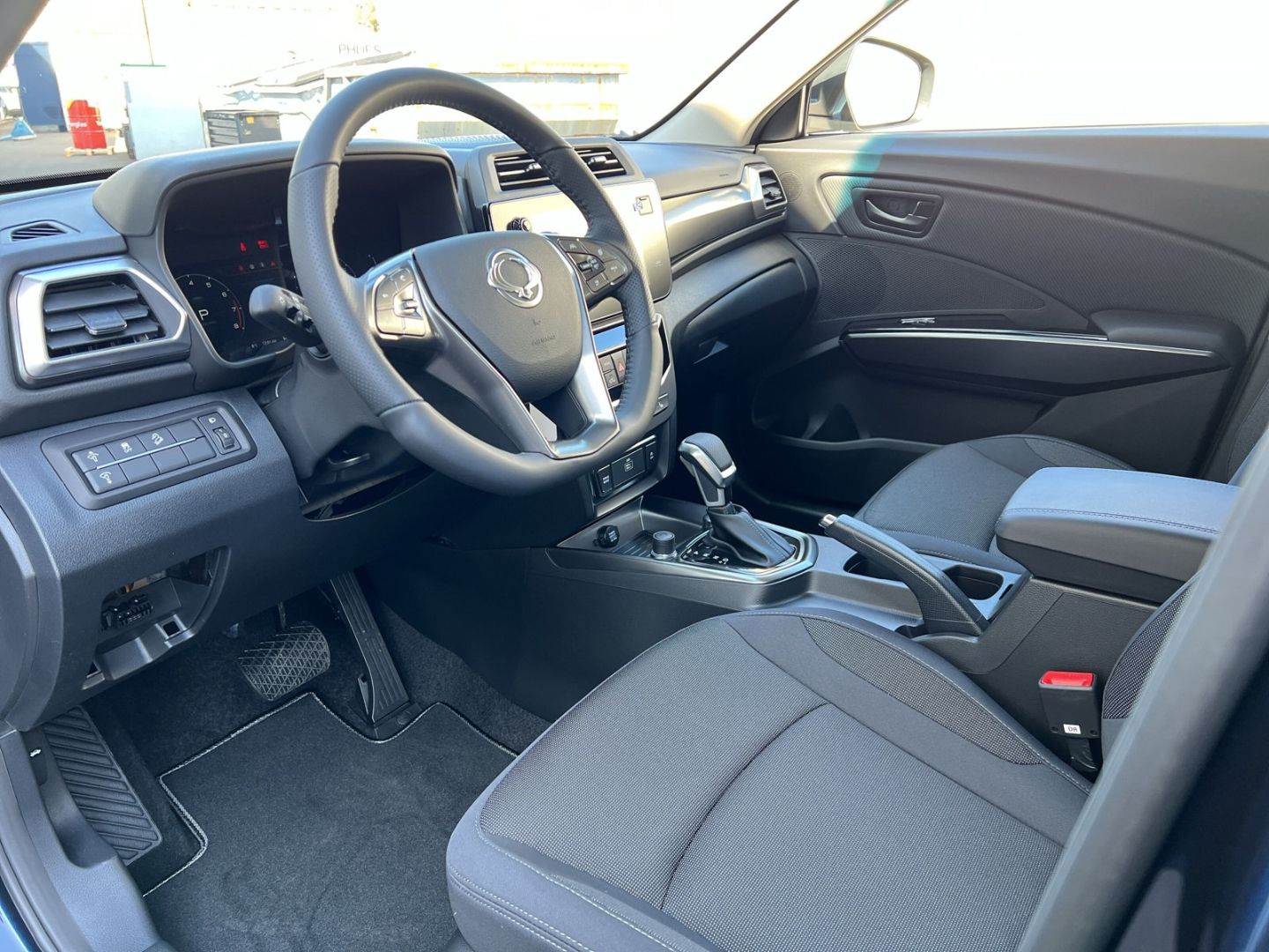 Fahrzeugabbildung Ssangyong Tivoli Nomad 2WD Automatik Navi LED CarPlay DAB