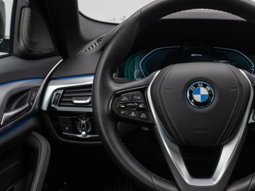 Fahrzeugabbildung BMW 530e Panorama Kamera Laser HUD DAB H/K ACC AHK