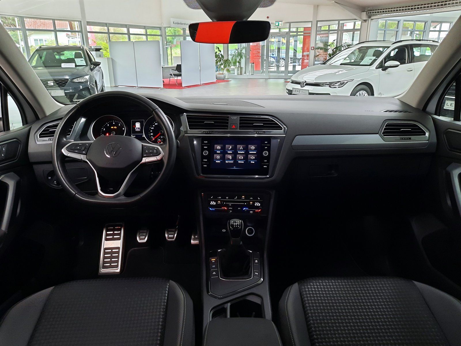 Fahrzeugabbildung Volkswagen Tiguan Active TSI *Navi*Cam*LED*PDC*Sitzhzg*ACC*
