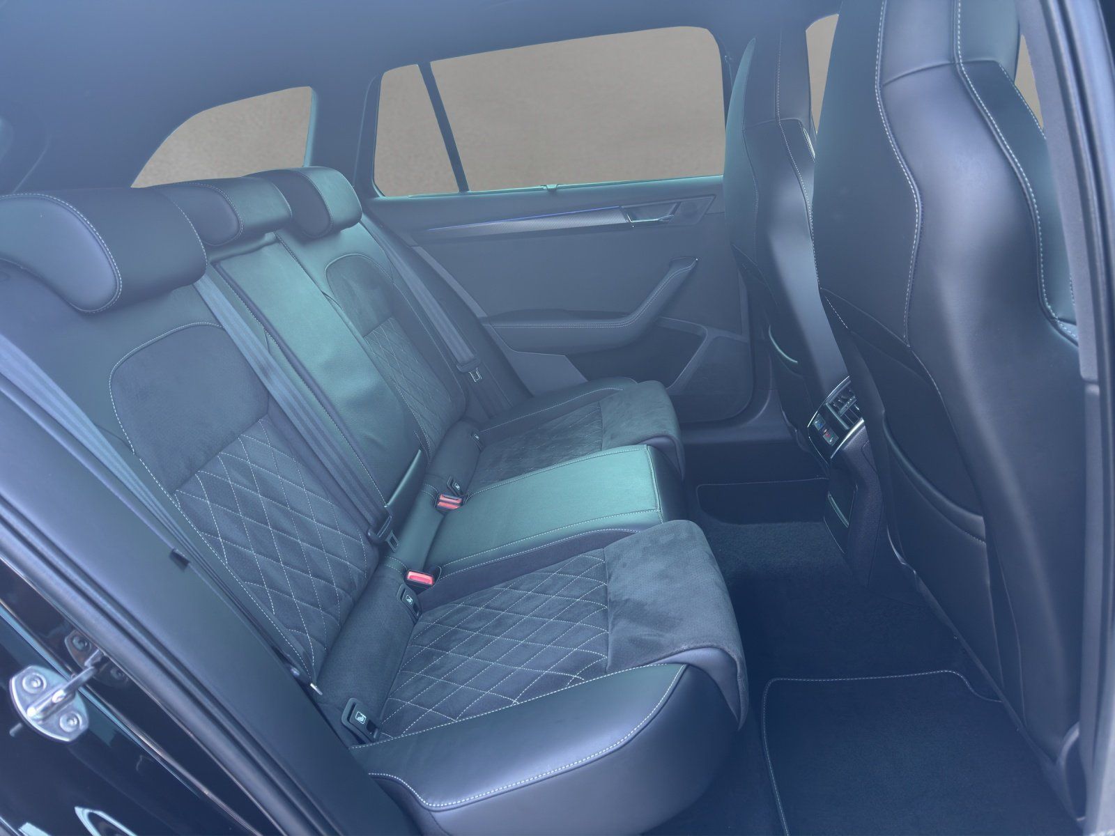 Fahrzeugabbildung SKODA Superb Combi 2.0 TSI Sportline 4x4/AHK/360°CAM/