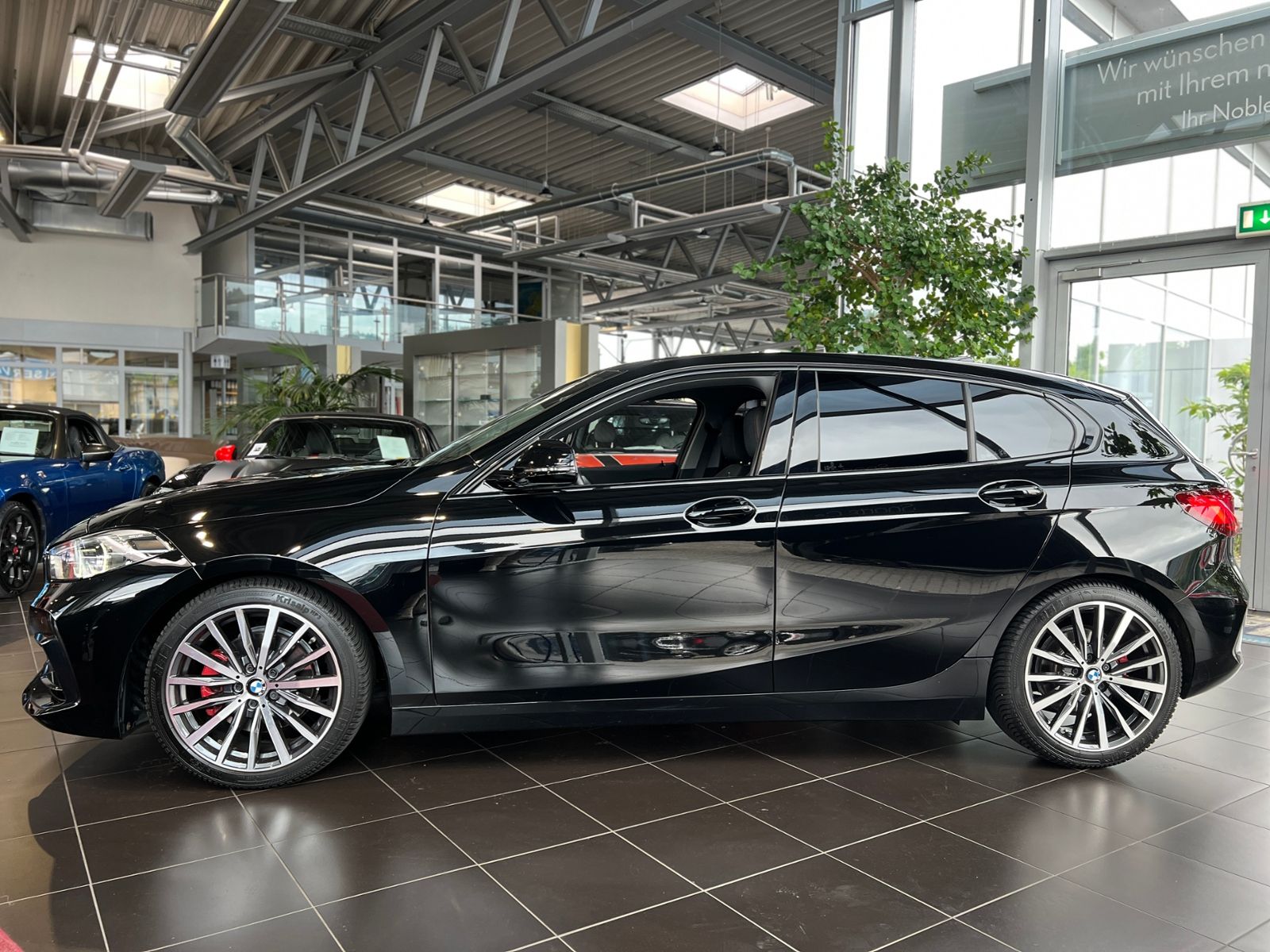 Fahrzeugabbildung BMW 118i Sport Line KLIMA LED NAVI SHZ