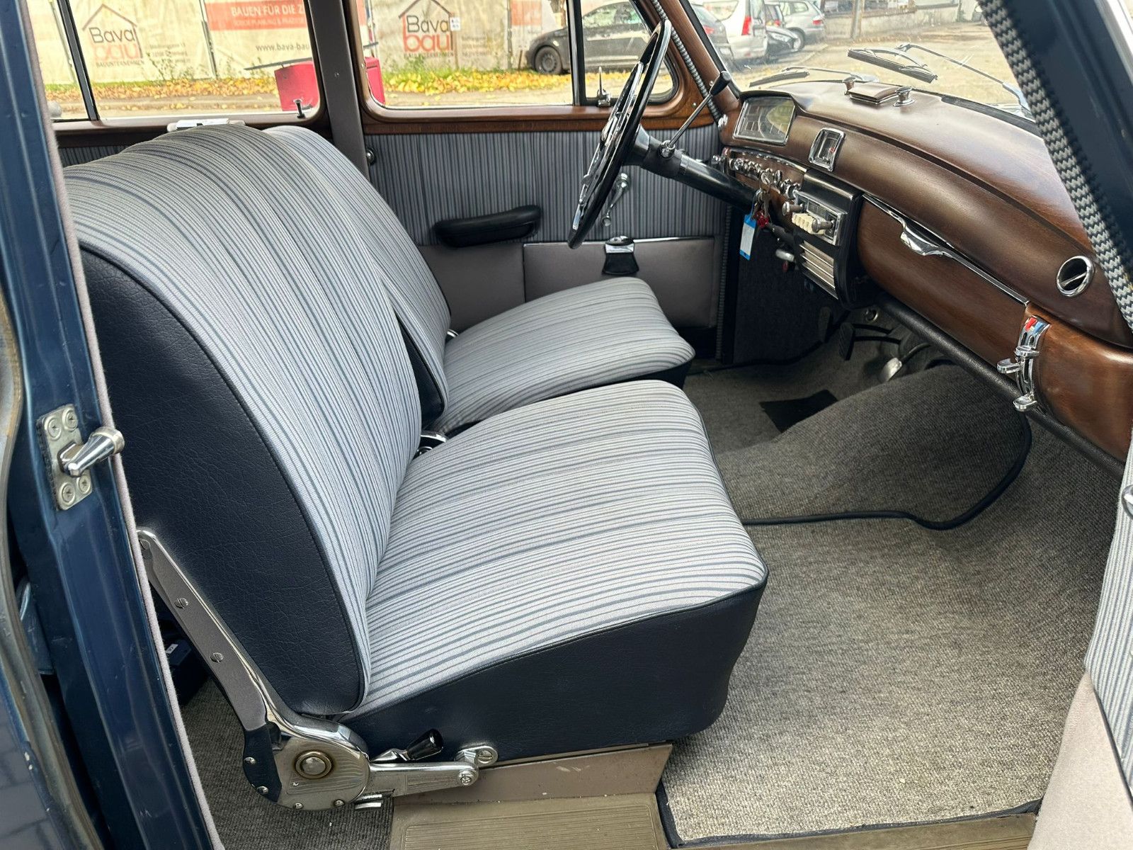 Fahrzeugabbildung Mercedes-Benz 220 S Ponton aus dem Jahr 1956