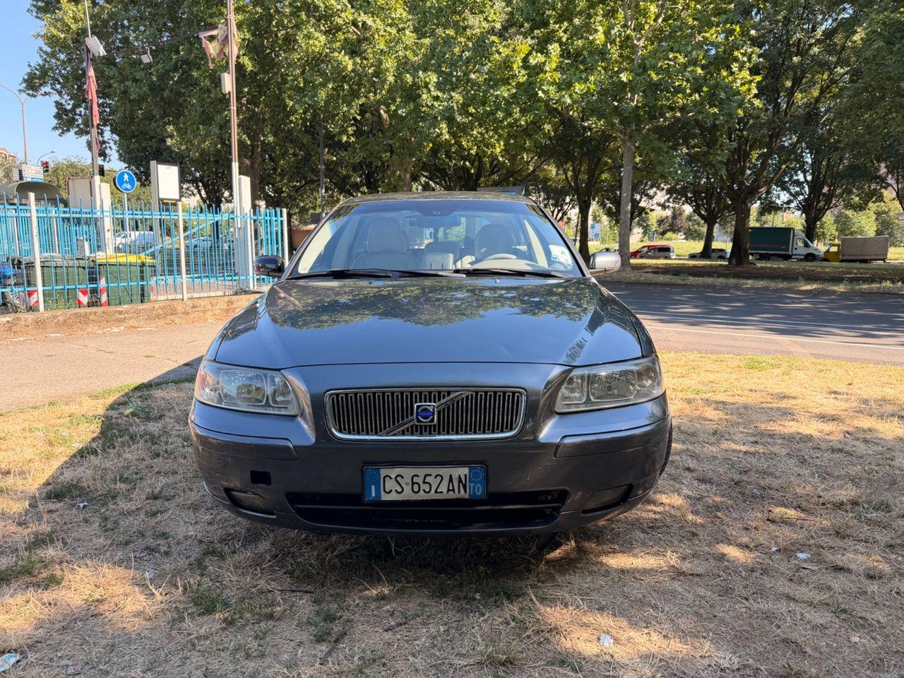 Volvo V70 2004 — вигляд ззаду