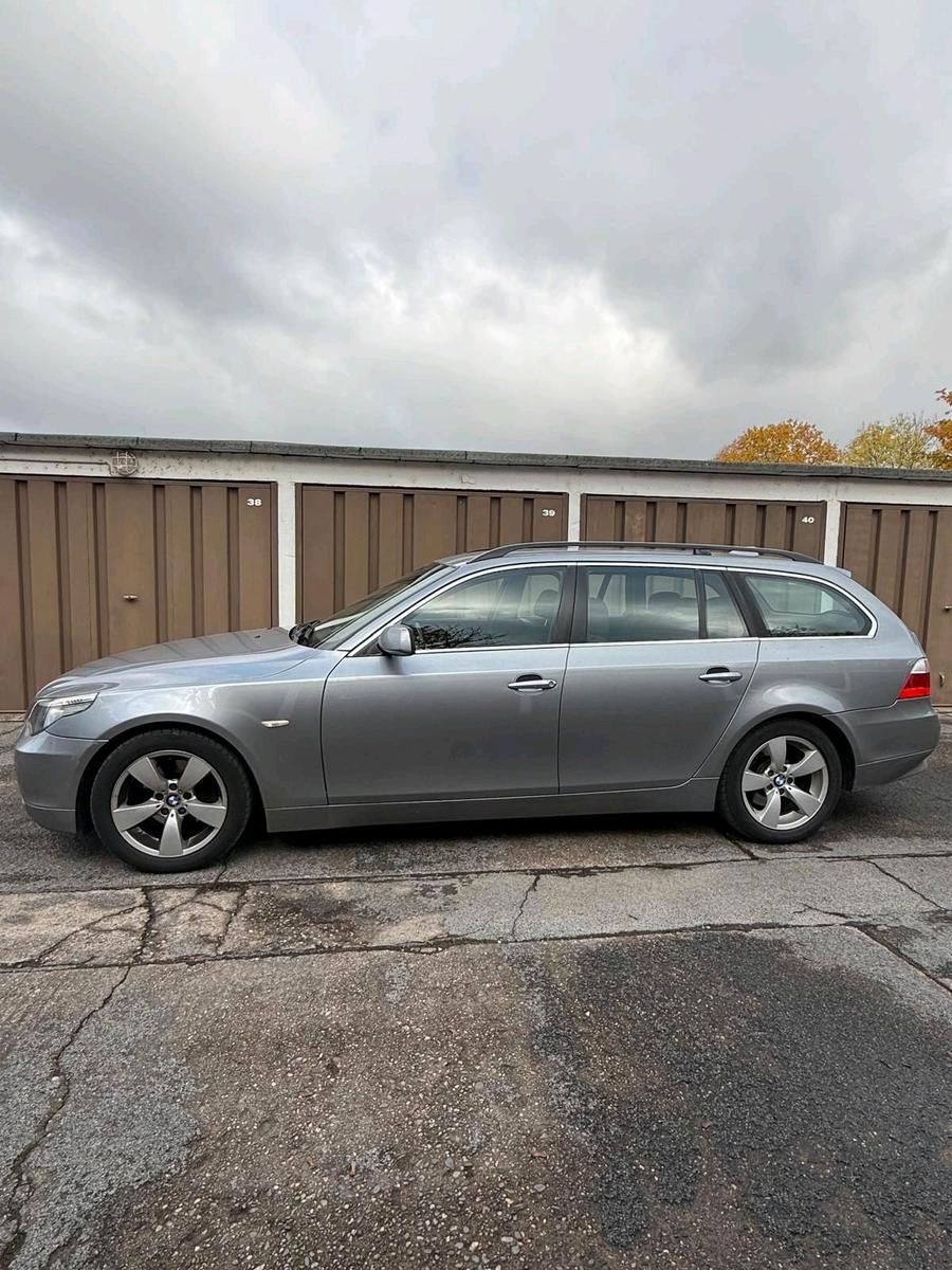 BMW 520 2005 — rear view