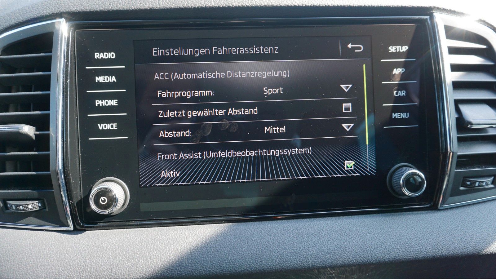 Fahrzeugabbildung SKODA Karoq Style, LED, PDC, SR+WR, Apple CarPlay