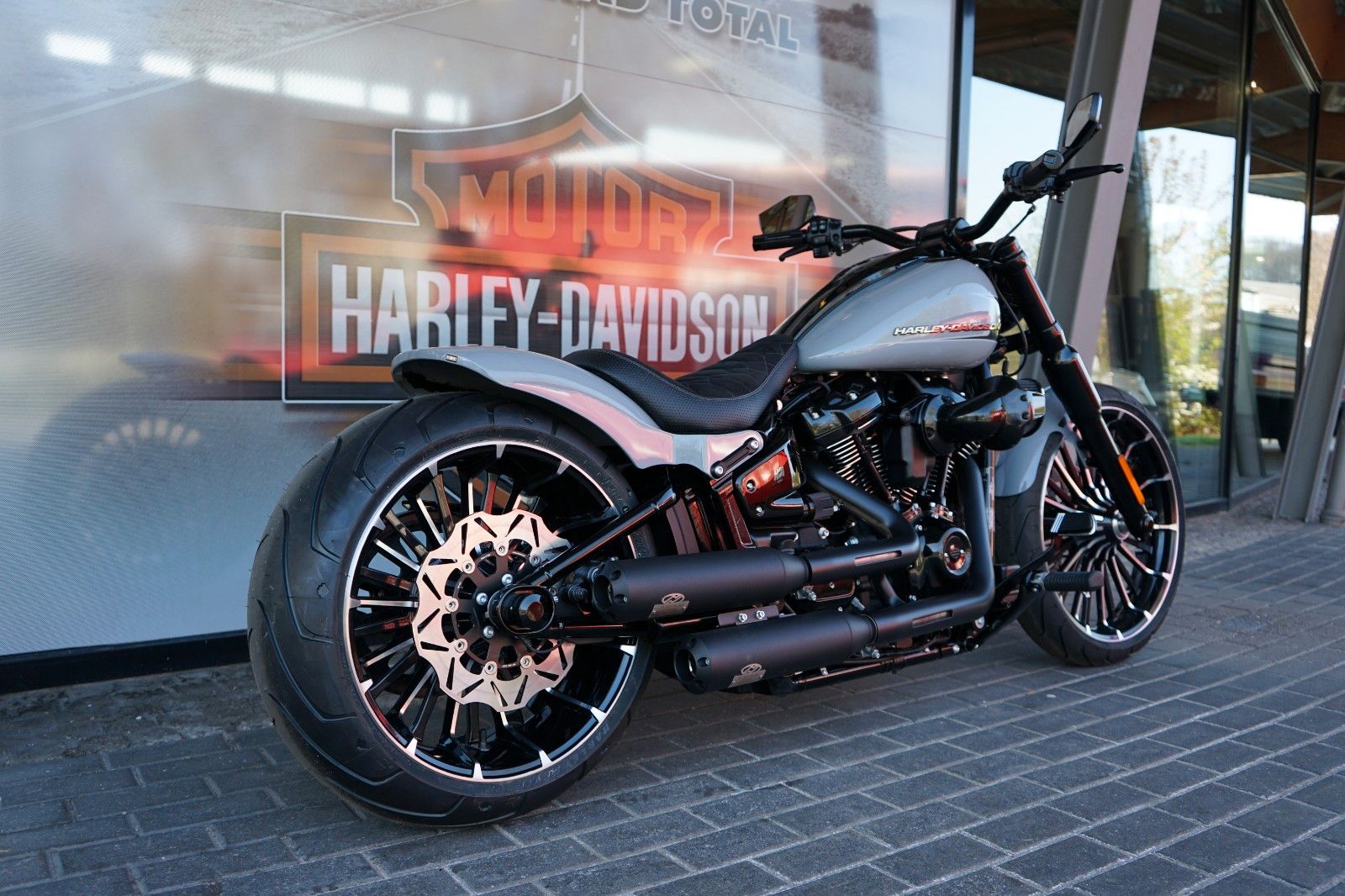 Fahrzeugabbildung Harley-Davidson Softail Breakout 117cui MY 2024 CUSTOMBIKE