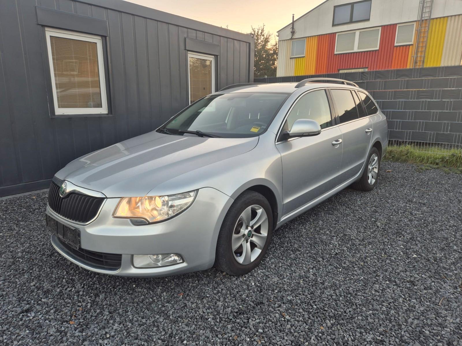 Skoda Superb 2012 — rear view