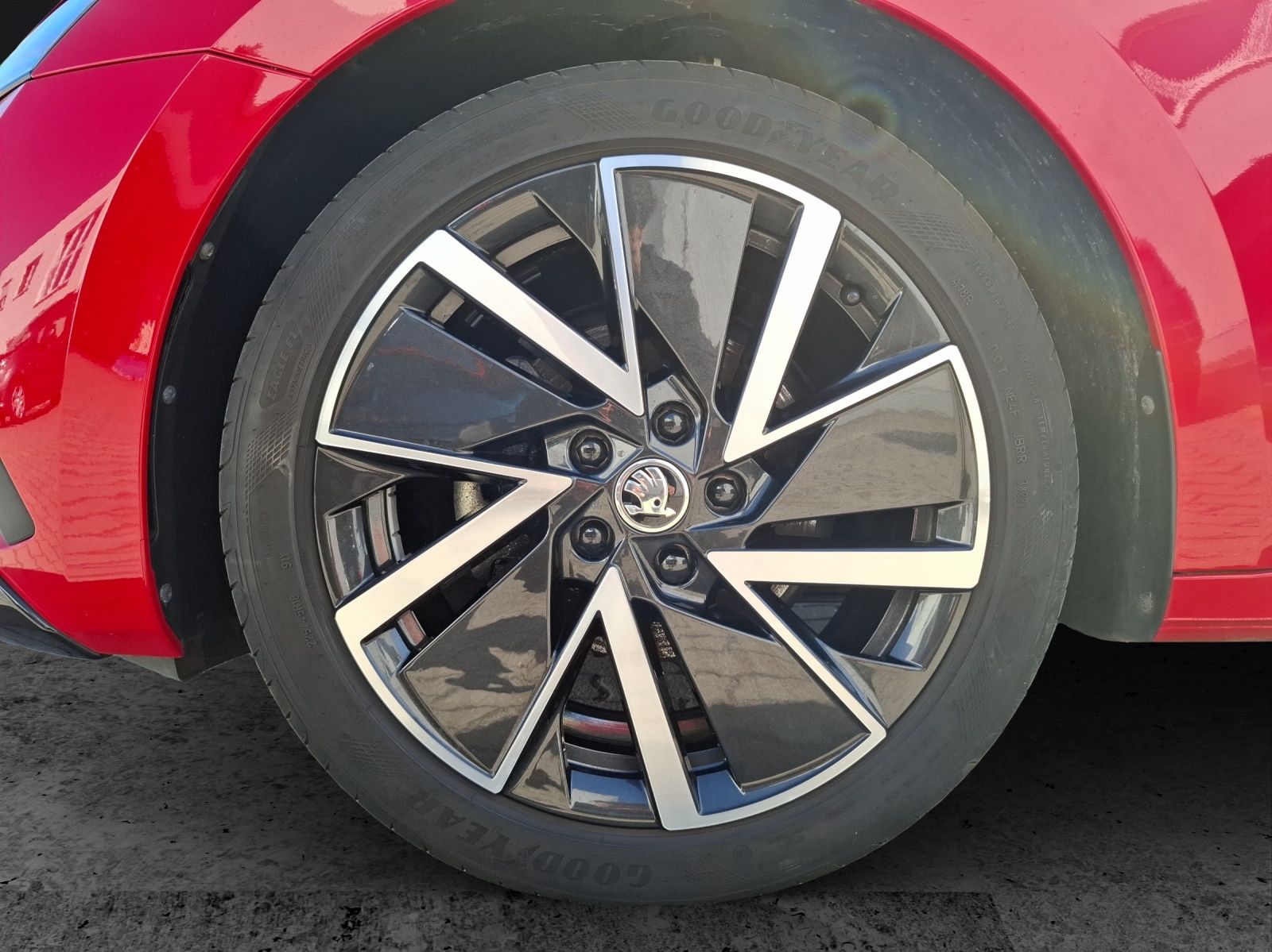 Fahrzeugabbildung SKODA Octavia Combi TDI Sportline DSG LED Navi VC PDC