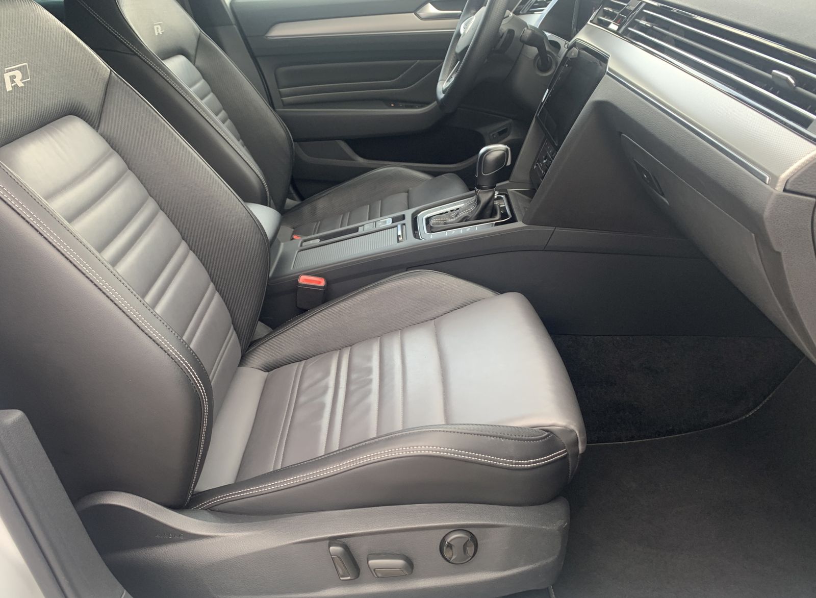 Fahrzeugabbildung Volkswagen Passat Variant 2.0 TDI*R-Line*4Motion*Leder*AHK*