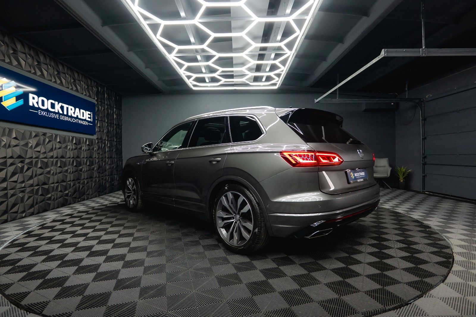 Fahrzeugabbildung Volkswagen Touareg V6 R-Line+ 4Motion *Pano*Matrix*DAB*19%*