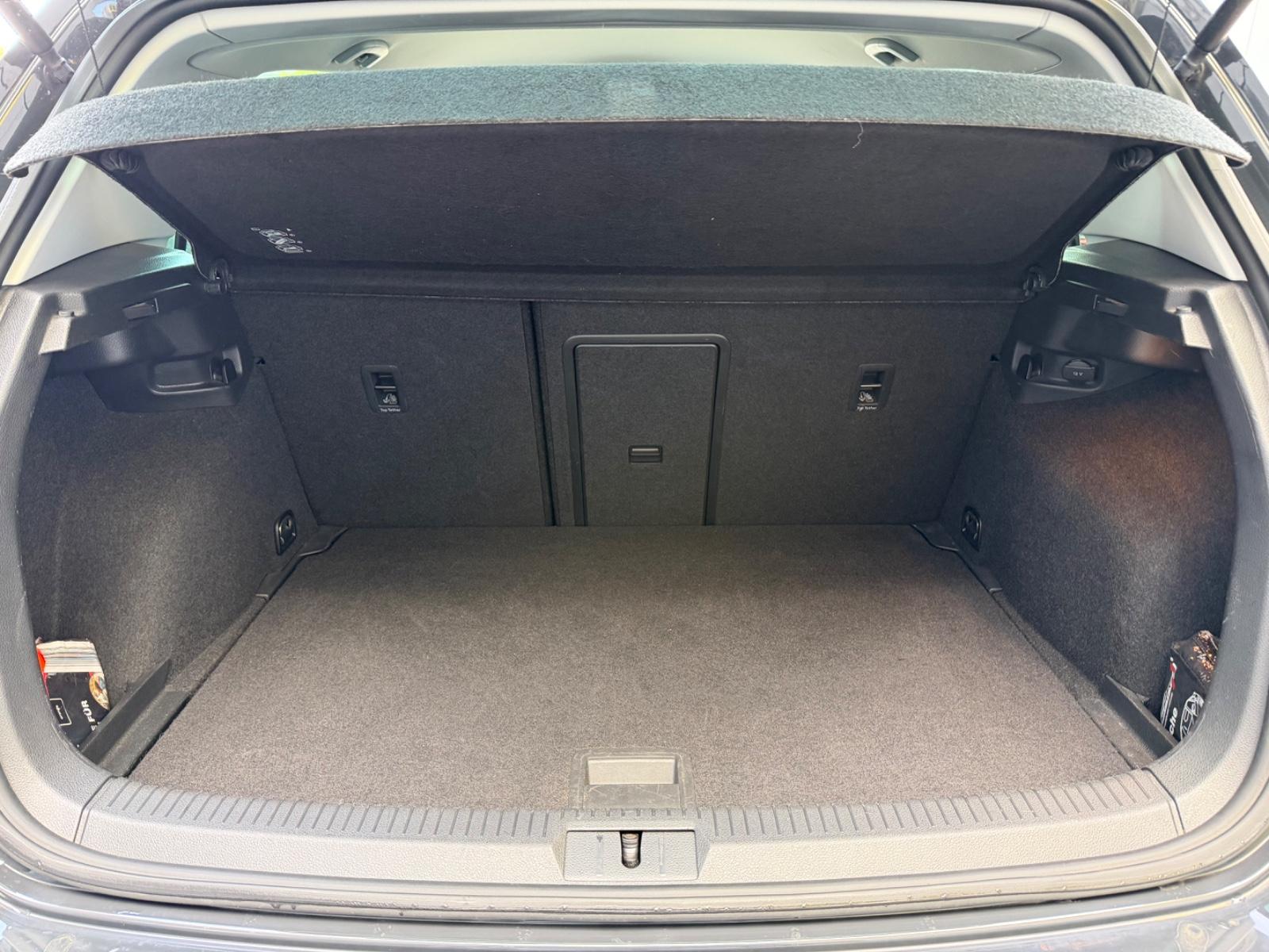 Volkswagen Golf VII Lim. Sound/ACC/AUTOMATIK/SHZ/NAVI/