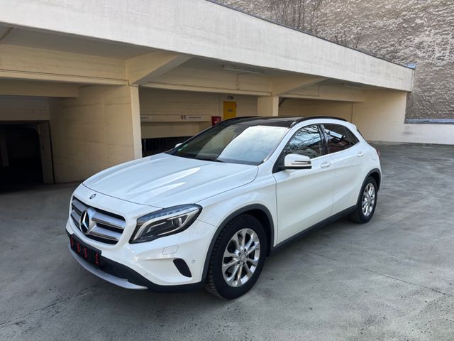 Mercedes-Benz GLA 200 Style Pano Nav Bi-Xenon PDC TOP ZUSTAND!