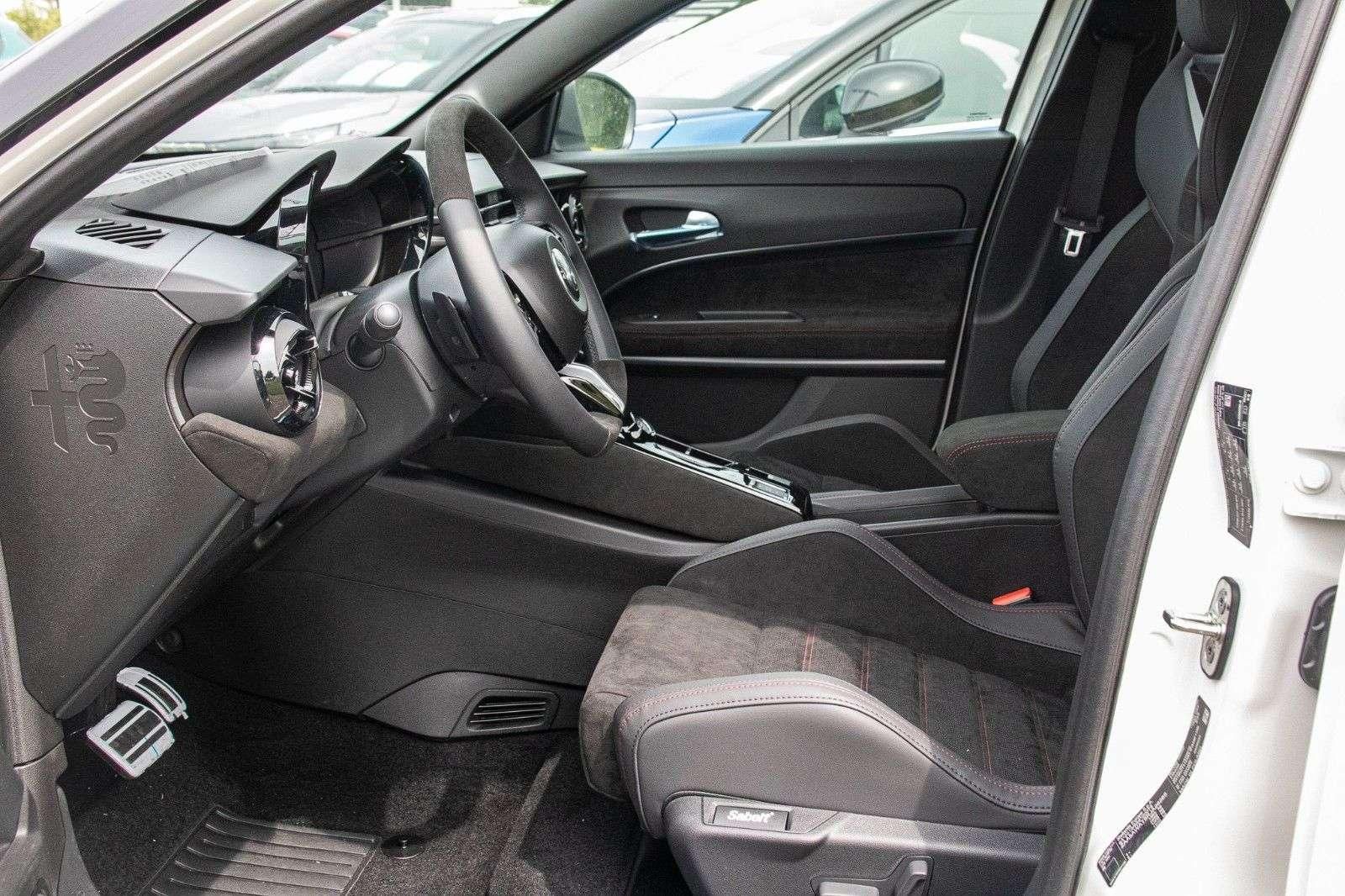Fahrzeugabbildung Alfa Romeo Junior Q4 Ibrida 1.2 VGT  Prem+Tech+Sport-Paket