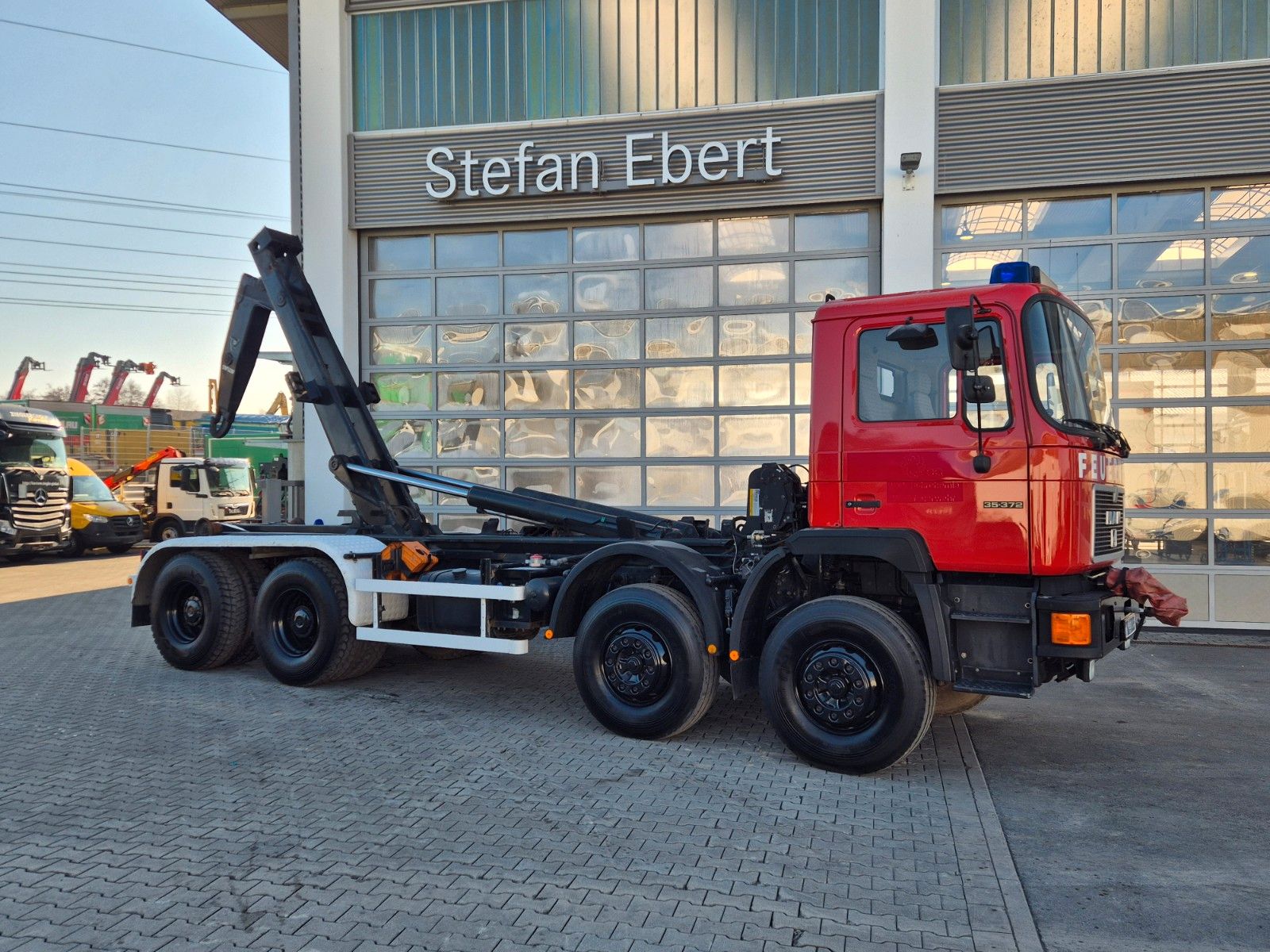 Fahrzeugabbildung MAN 35.372 (F14) 8x4 Atlas 4. Achse gelenkt Seilwind