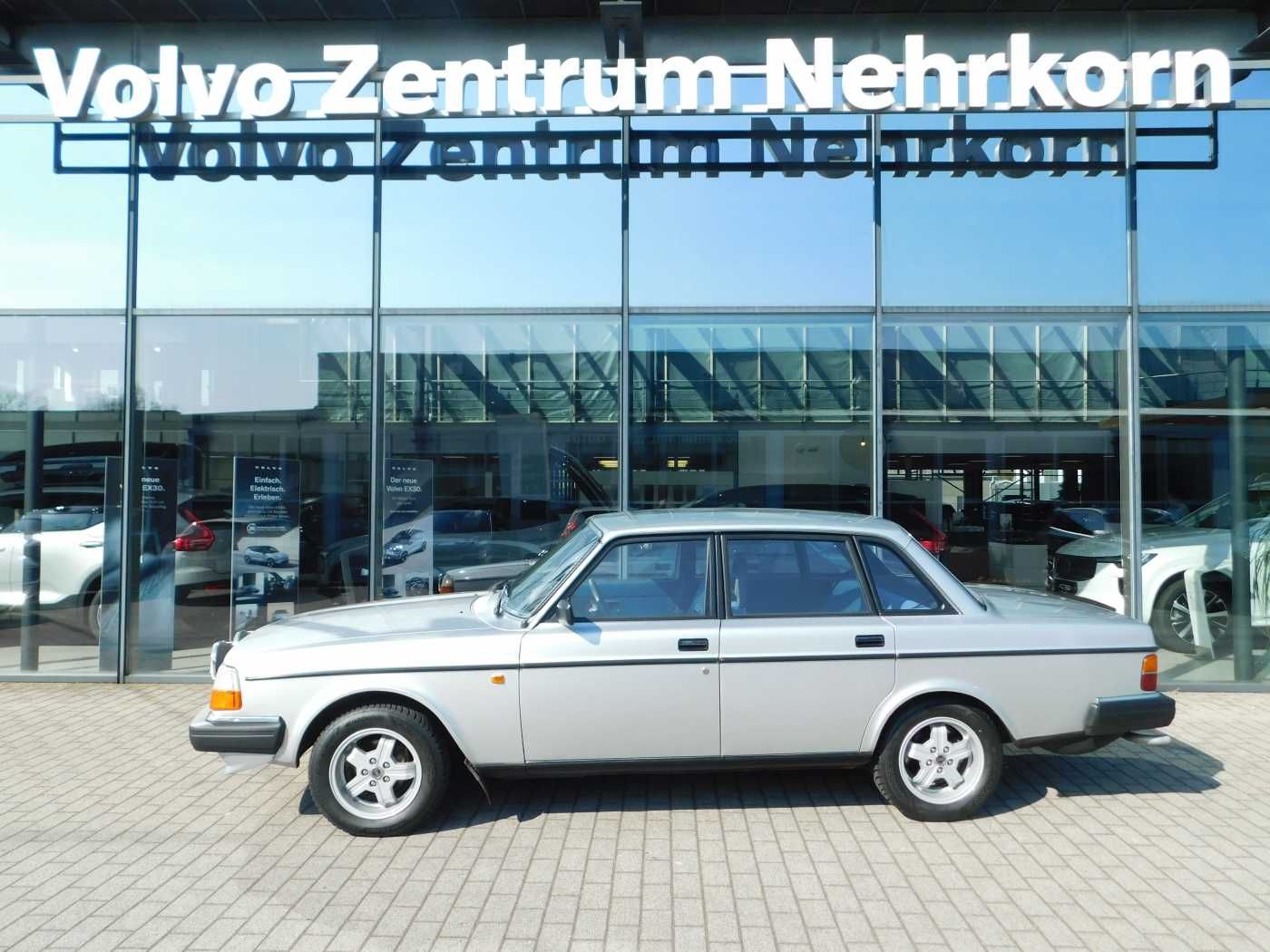 Fahrzeugabbildung Volvo 240 DL 240 DL 'H-Kennzeichen, TÜV neu'