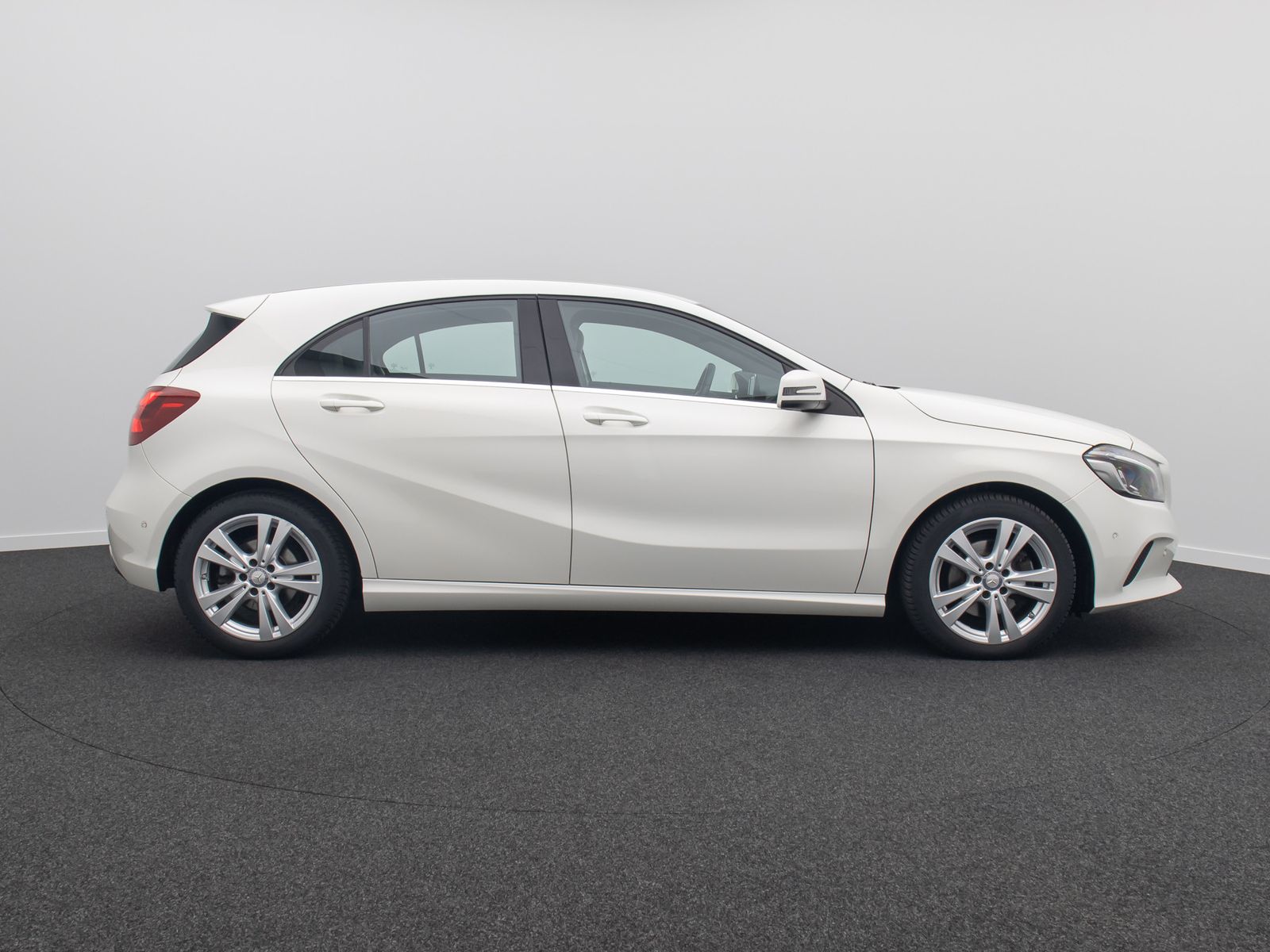 Fahrzeugabbildung Mercedes-Benz A180 BlueEfficiency Tempomat LED ParkAss NAVI