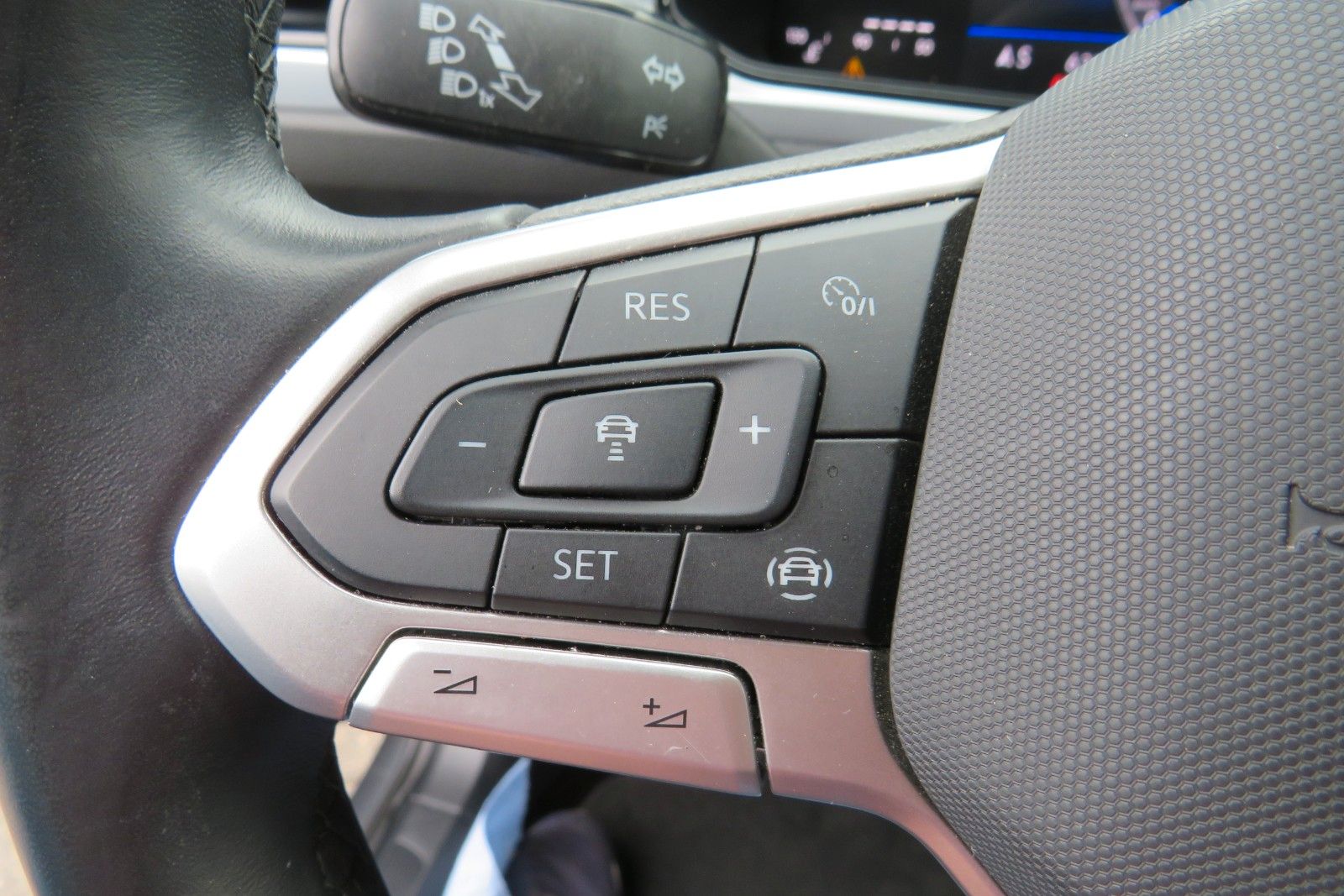 Fahrzeugabbildung Volkswagen T-Roc Life NAVI ACC SITZH. LED APP-CON. 1.H