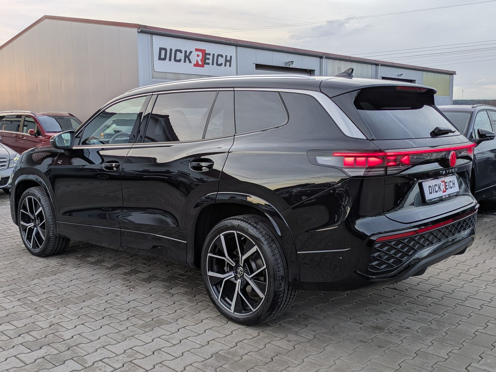 Fahrzeugabbildung Volkswagen Tayron 2.0 TDI 4M R-Line 7Si*MATRIX*AHK*PANO*HUD