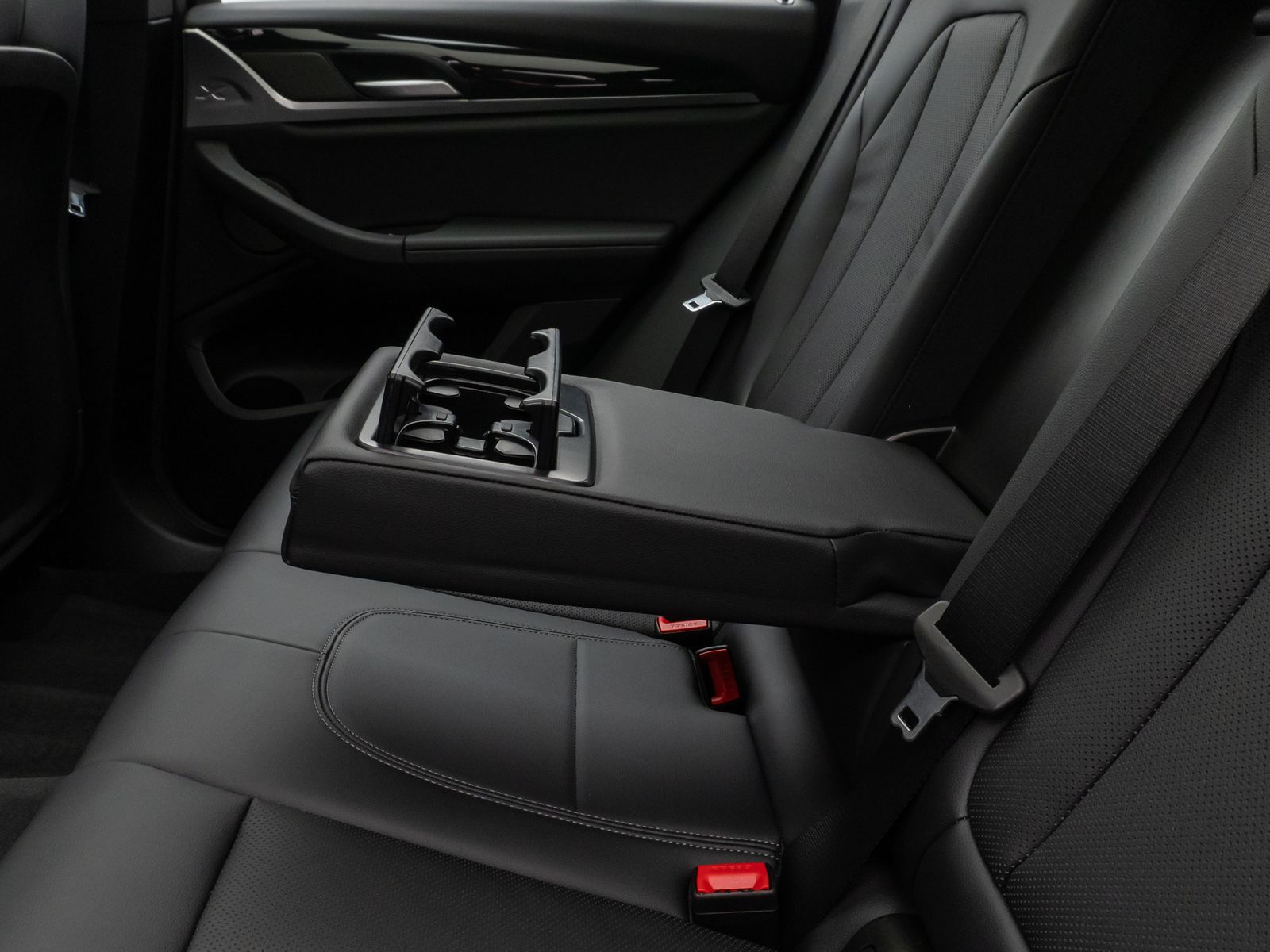 Fahrzeugabbildung BMW X3 xD30e  Panorama Kamera HUD DAB H/K AHK Sport