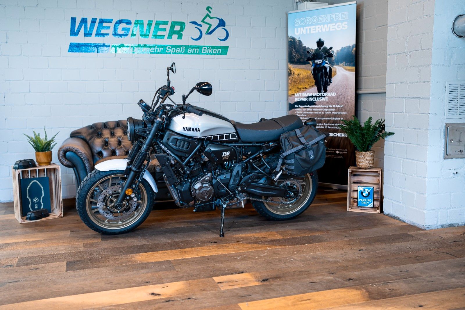 Fahrzeugabbildung Yamaha XSR 700 2023 Legacy  incl. Satteltaschen