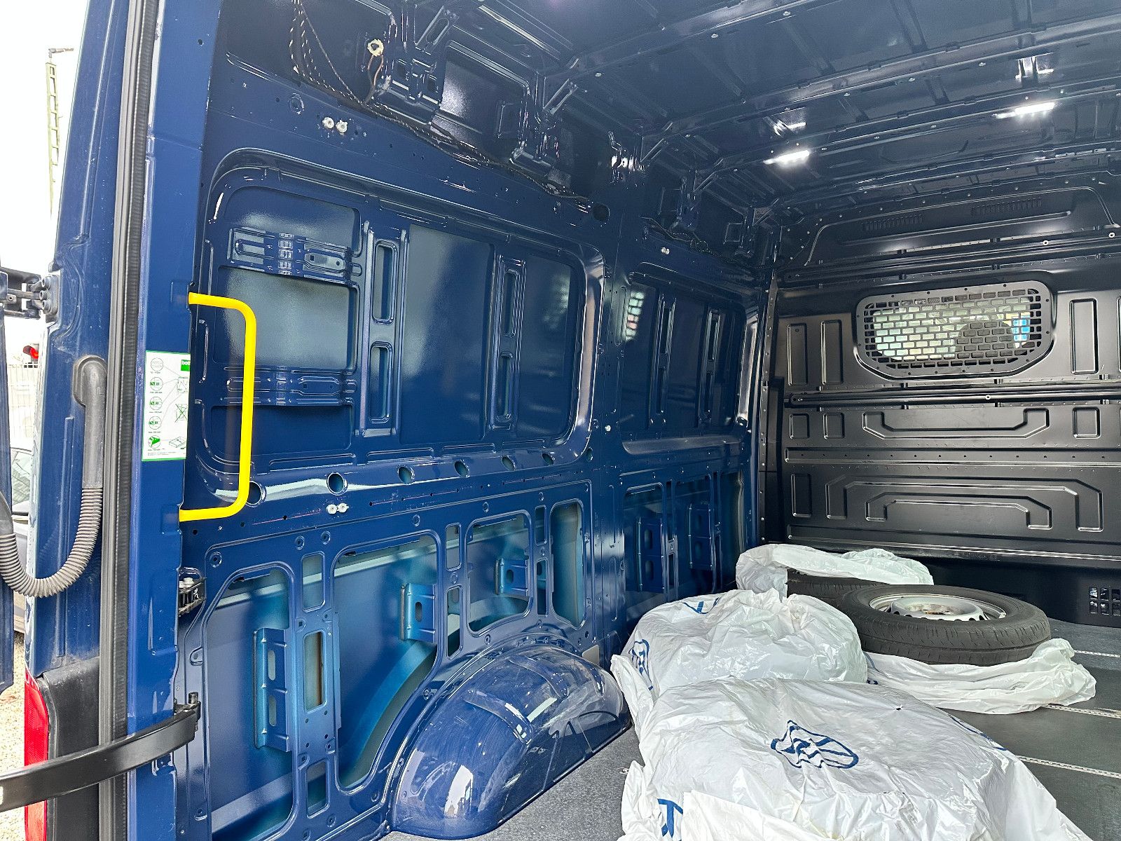 Fahrzeugabbildung Volkswagen CRAFTER KASTEN M.2021 35 MITTELLANG HOCHDACH RWD