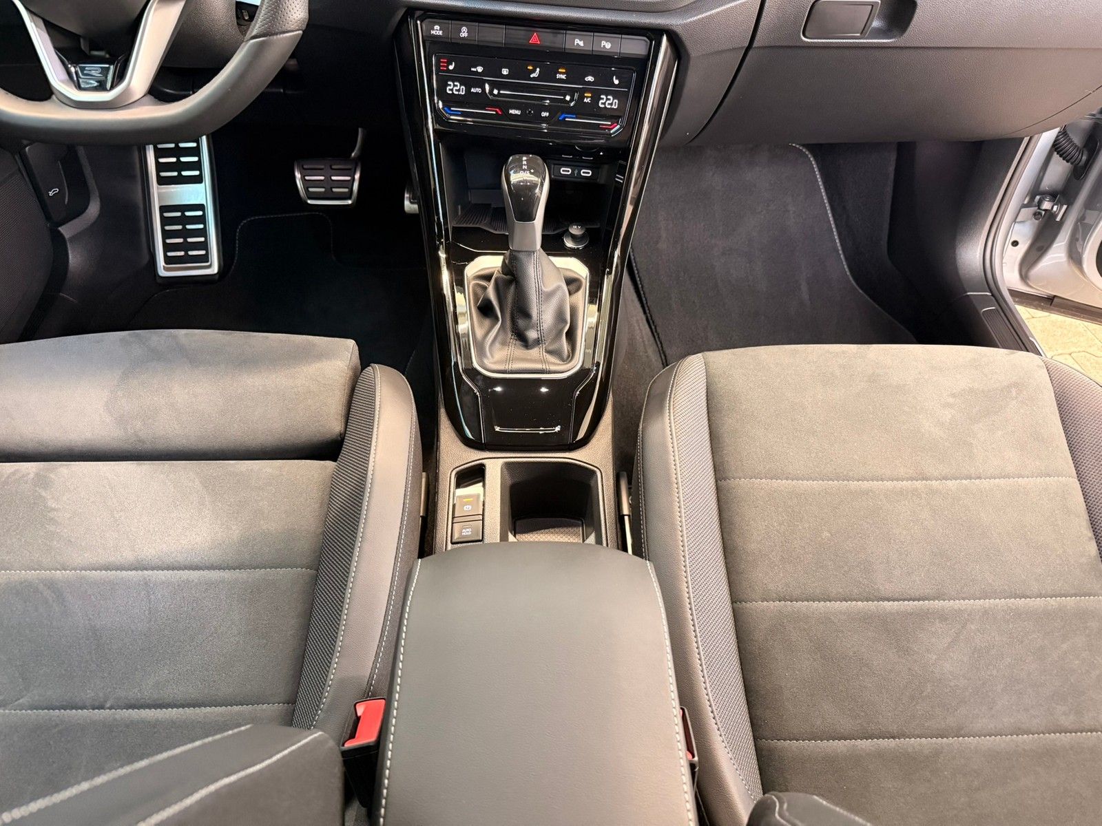 Fahrzeugabbildung Volkswagen T-Roc 1,5 TSI R-Line DSG + AHK + IQ.Light + Navi