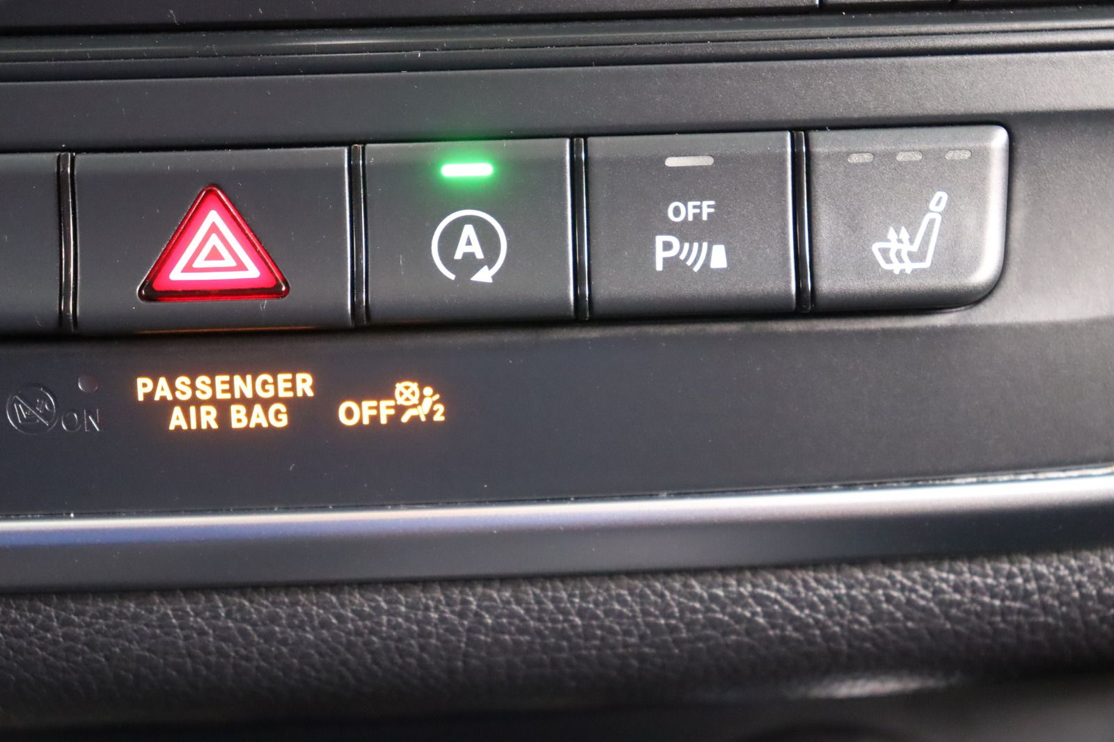 Fahrzeugabbildung Mercedes-Benz GLA 200 Score * Bi- Xenon * Navi * SHZ *