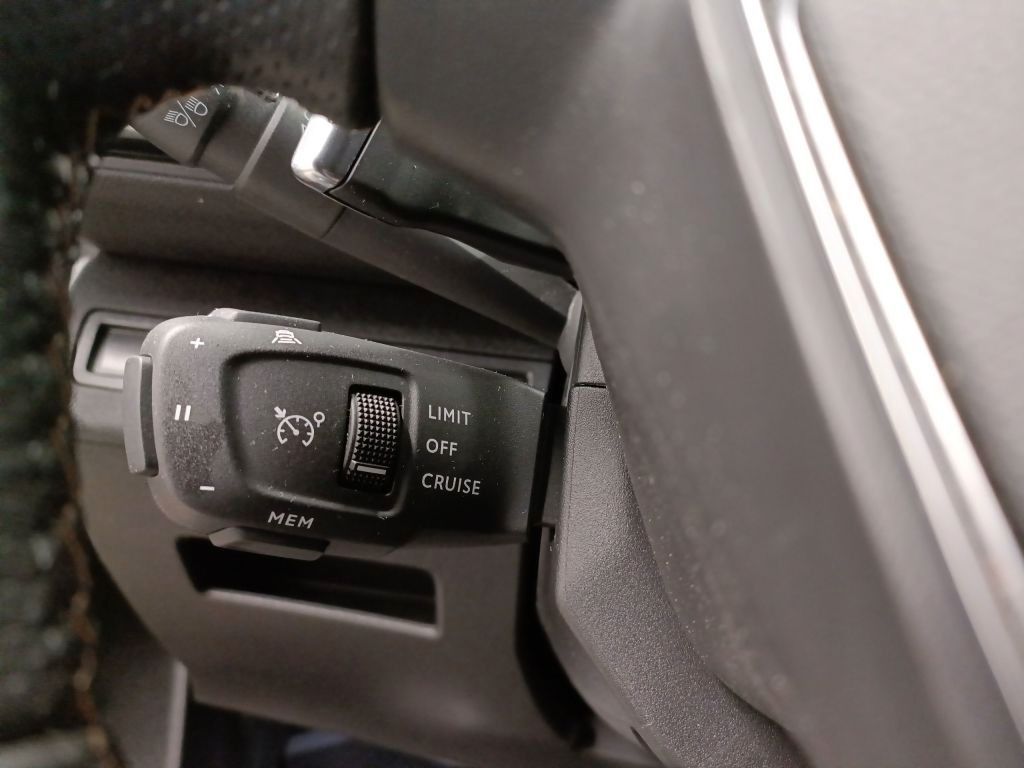 Fahrzeugabbildung Peugeot 5008 GT 1.5D NAVI/LED/SHZ/LEDER/MASSAGE/PARKASS