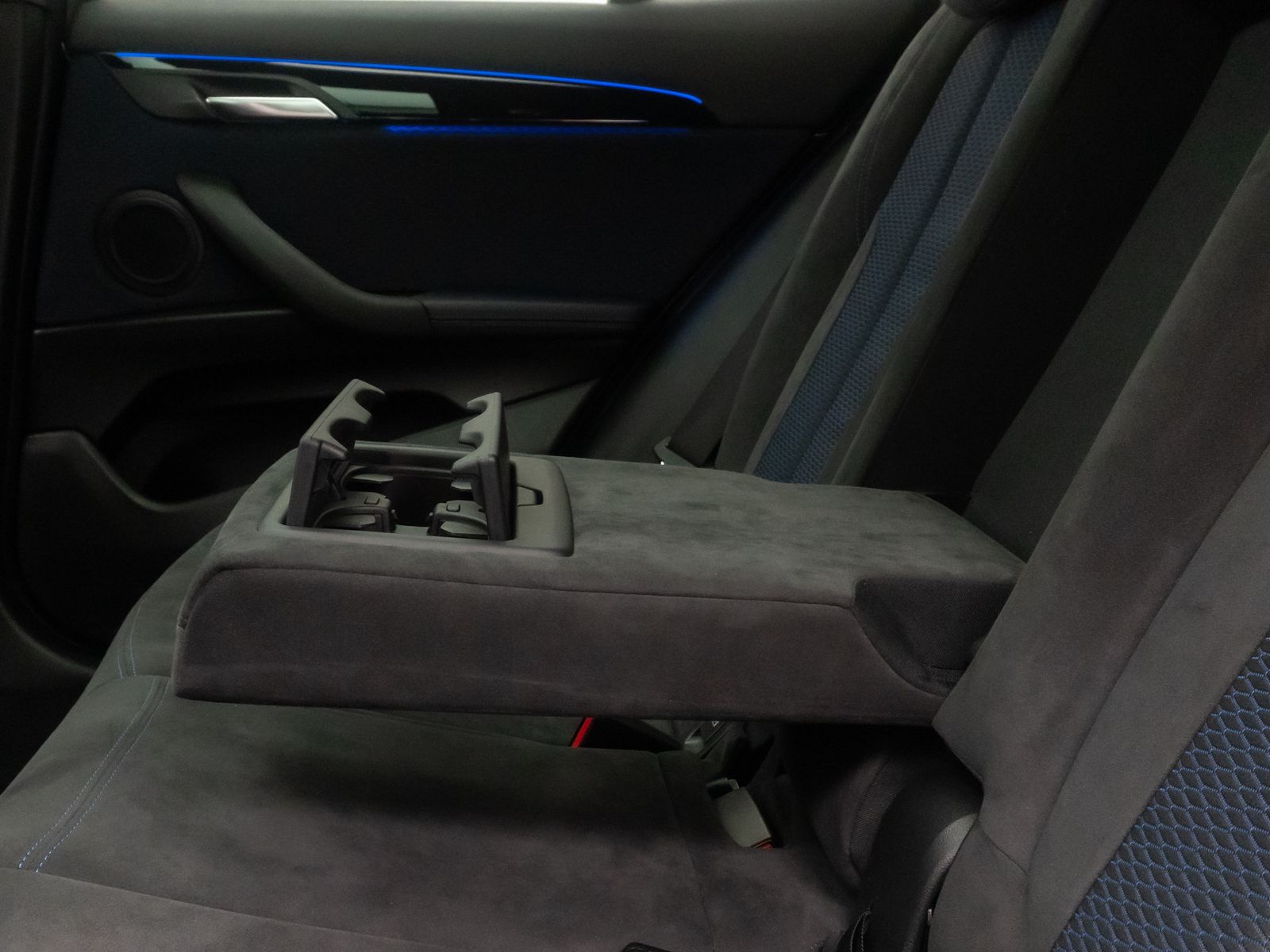 Fahrzeugabbildung BMW X2 sD20i M Sport Kamera HUD Panorama Alarm 20"