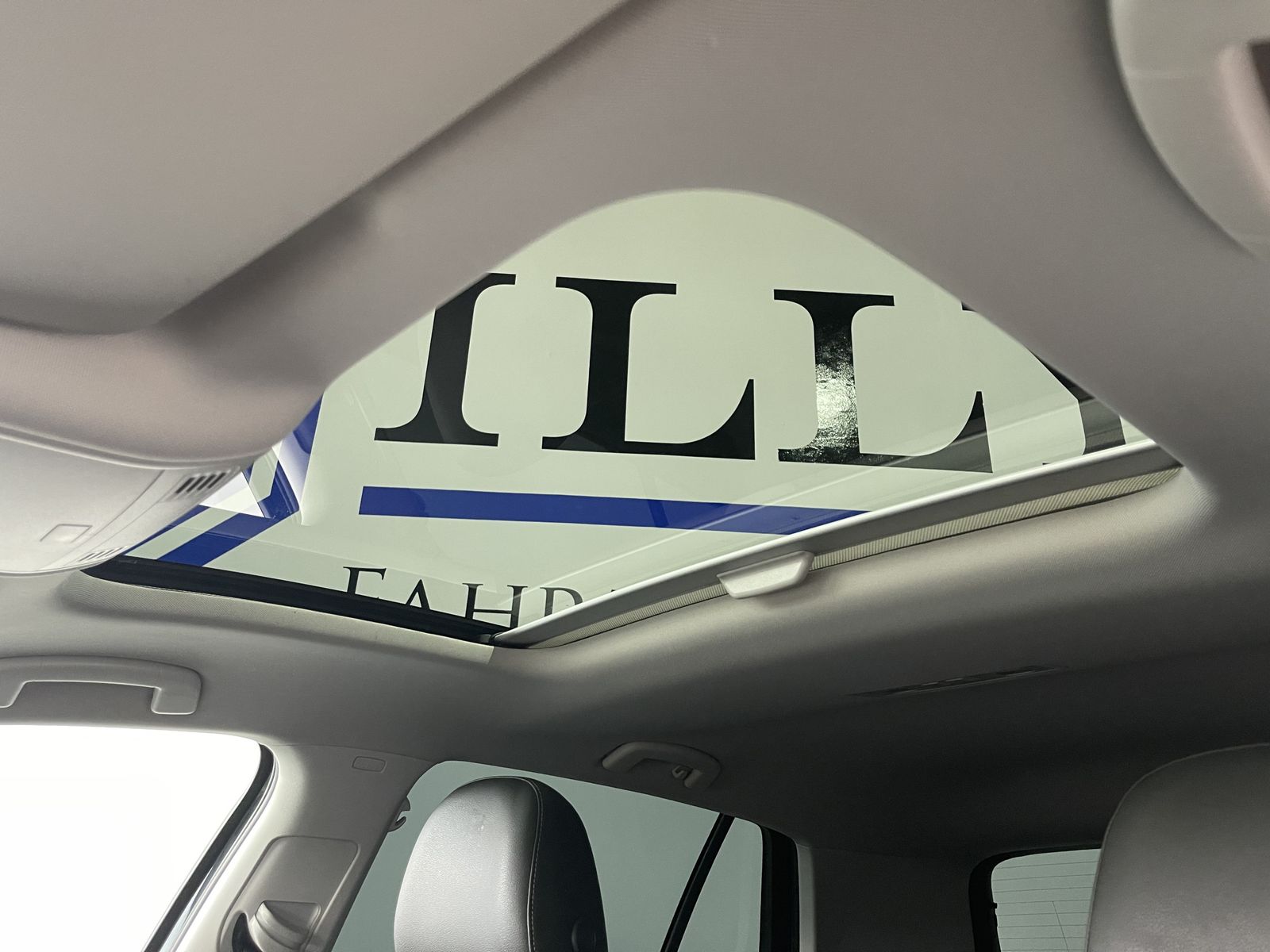 Fahrzeugabbildung Volkswagen Golf R-Line 2.0 TDI*SoftClose*LED*Cam*AHK*DVD*
