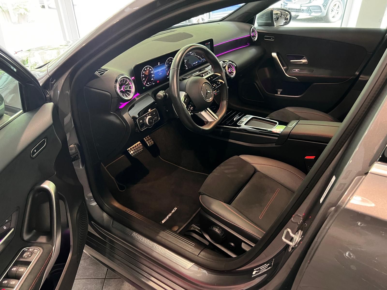 Fahrzeugabbildung Mercedes-Benz A 180 AMG Advanced Plus *MBUX*Ambiente.*Winterpa