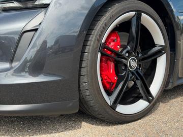 صورة 10 لـ 2020 Porsche TAYCAN
