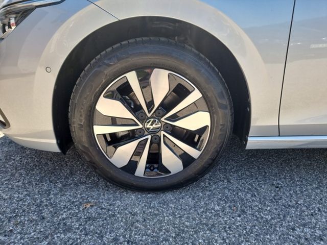 Fahrzeugabbildung Volkswagen Golf MOVE 2,0 TDI DSG PANO STHZG AHK NAVI KESSY