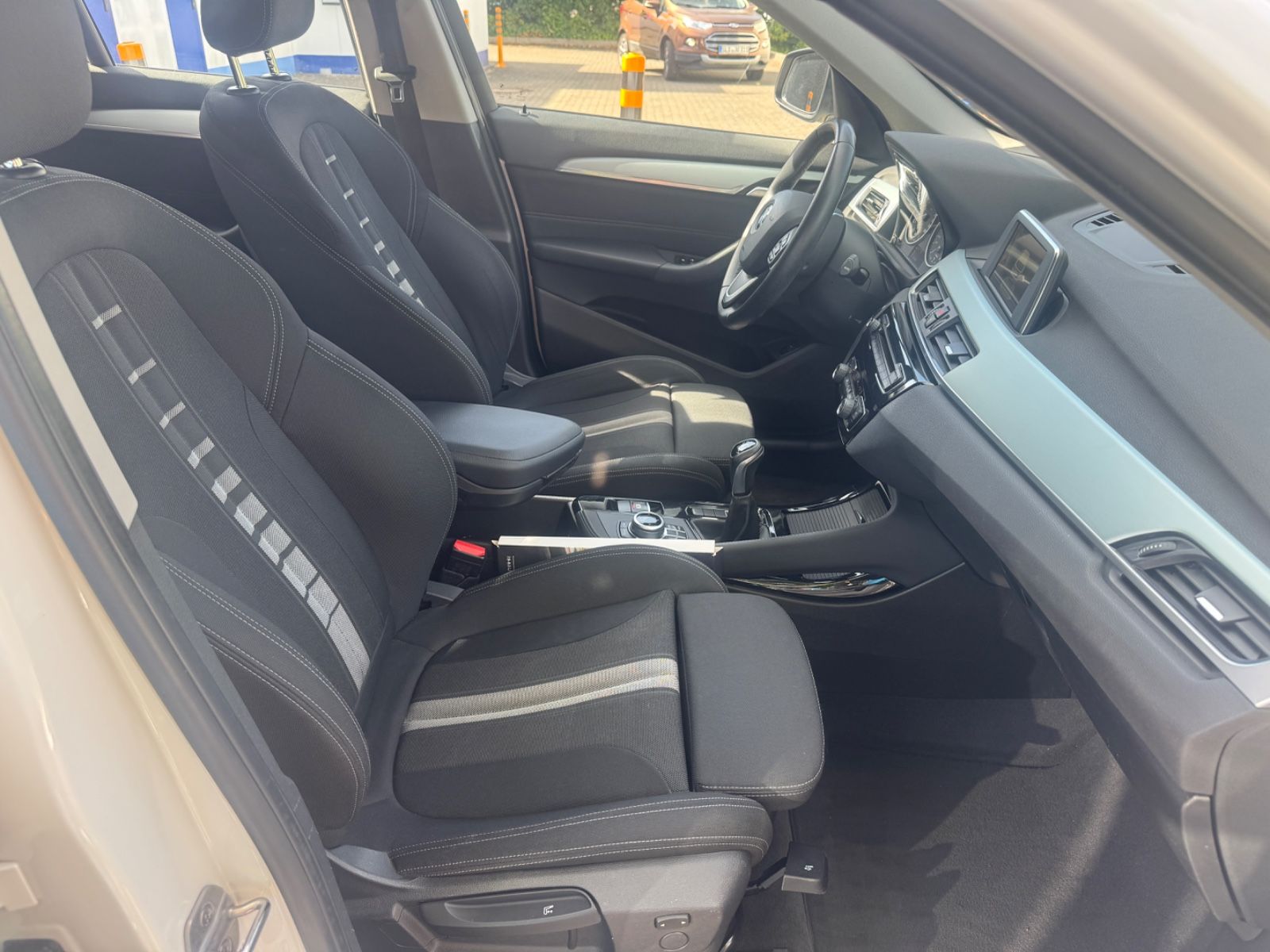 Fahrzeugabbildung BMW X1 sDrive 18 i Sport Line Navi+Sitzheizung