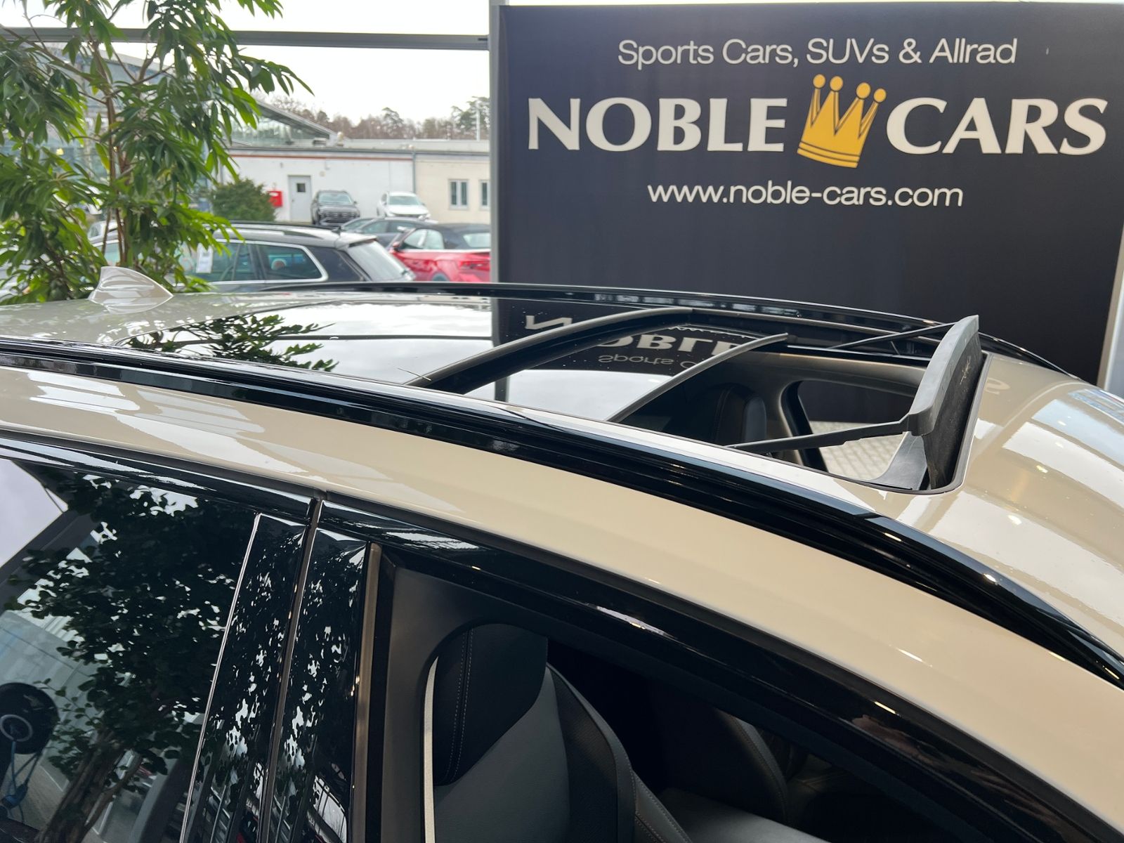 Fahrzeugabbildung BMW 320i Touring Sport Line PANO ACC LASER RFK