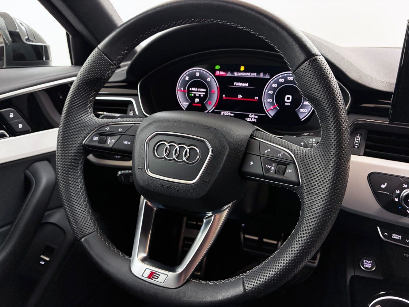 Audi A4 Avant 40 2.0 TDI quattro S-Line AHK StandHeiz foto 14