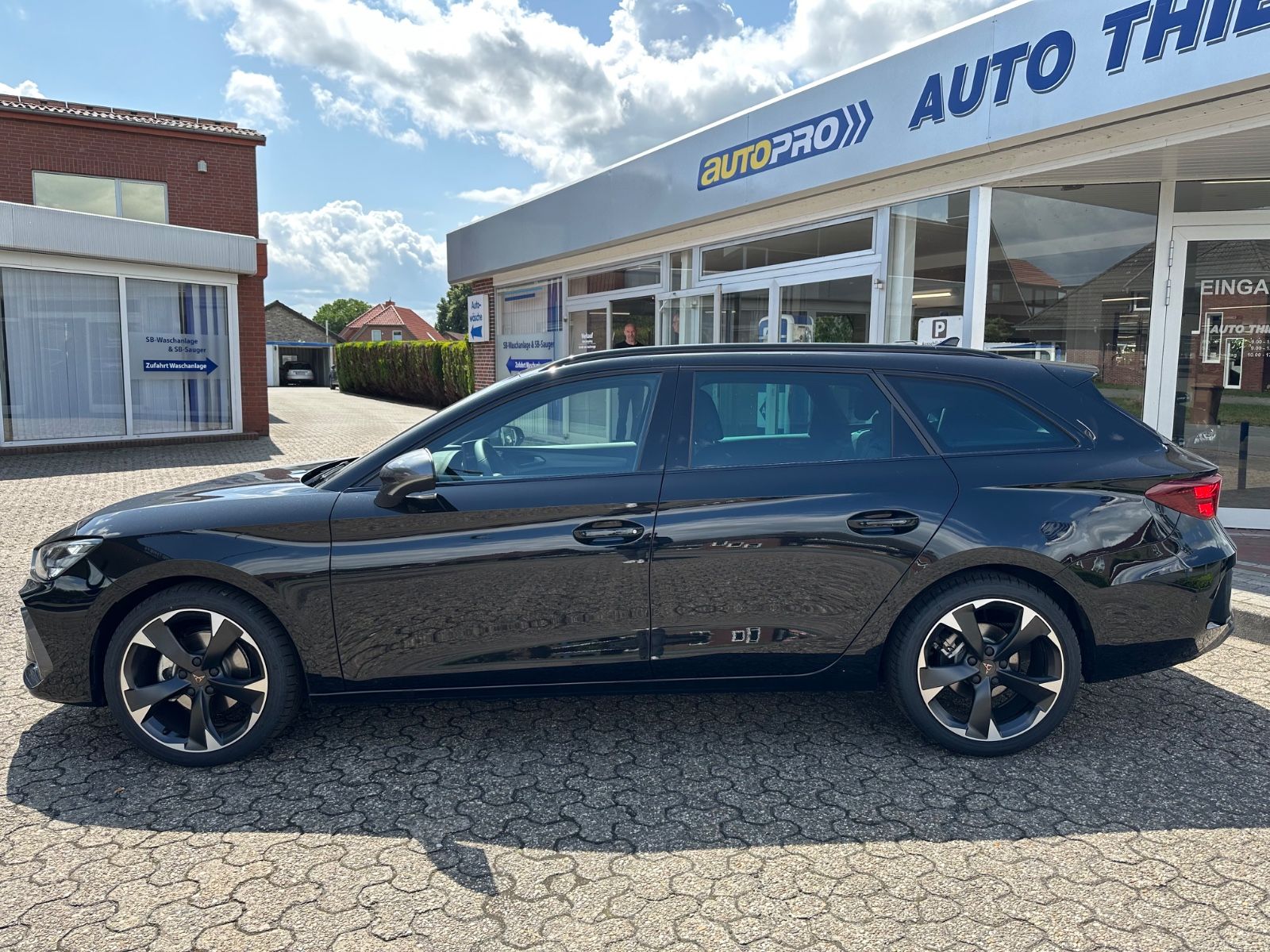 Fahrzeugabbildung CUPRA Leon ST 1.5 eTSI DSG Navi/AHK/LED/SHZG/18"