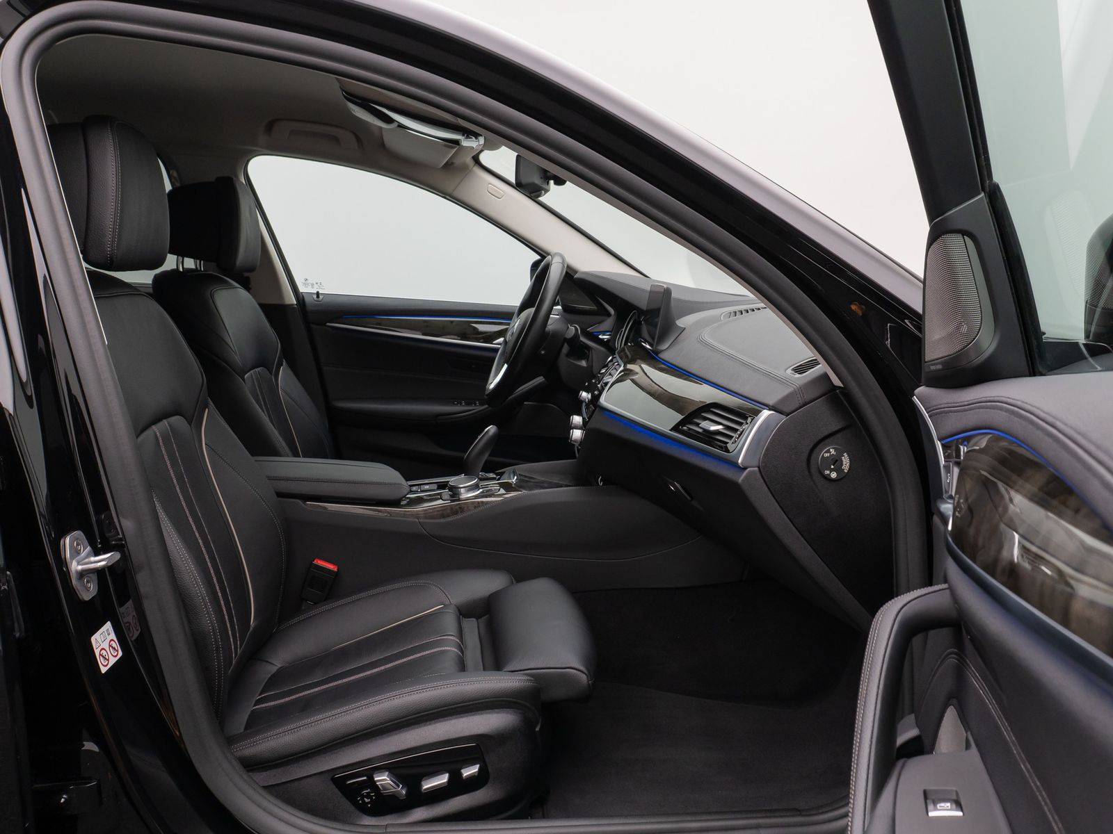 Fahrzeugabbildung BMW 520d Luxury Line Kamera HUD H/K Massage DisplKey