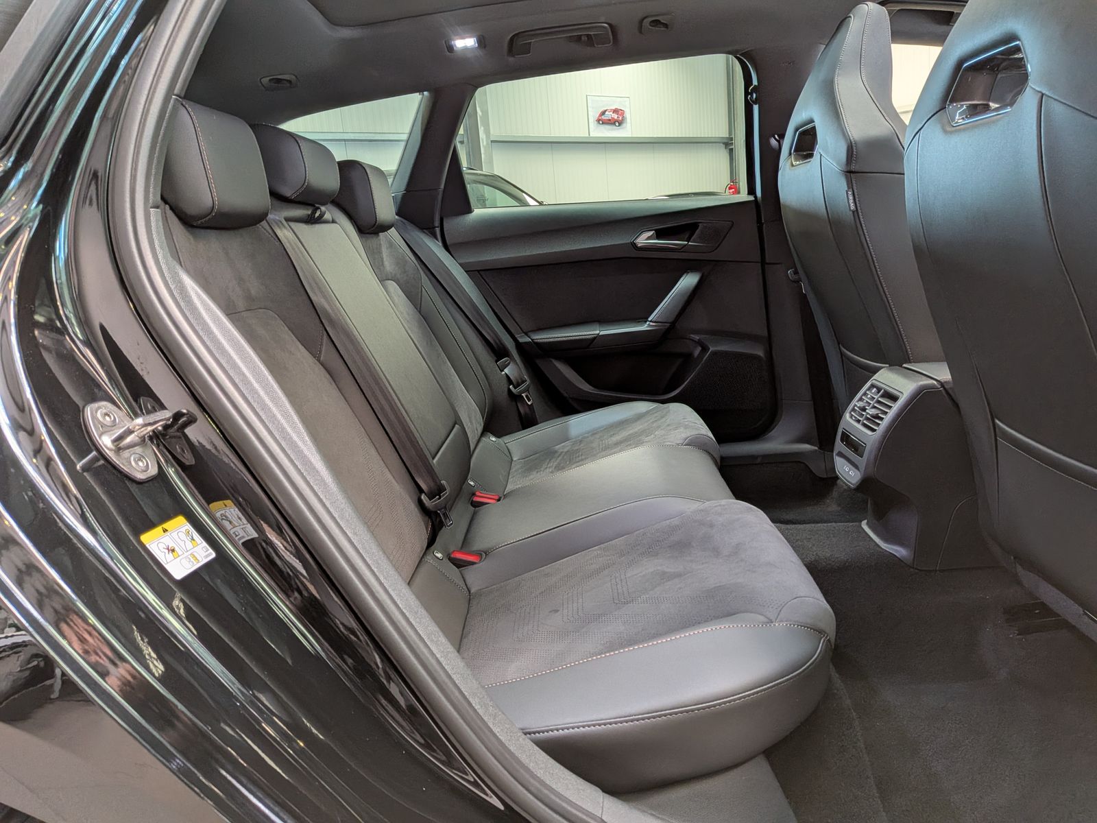 Fahrzeugabbildung CUPRA Leon 1.5 eTSI Dynamic-Edge-Paket AHK*PANO*CAM*18
