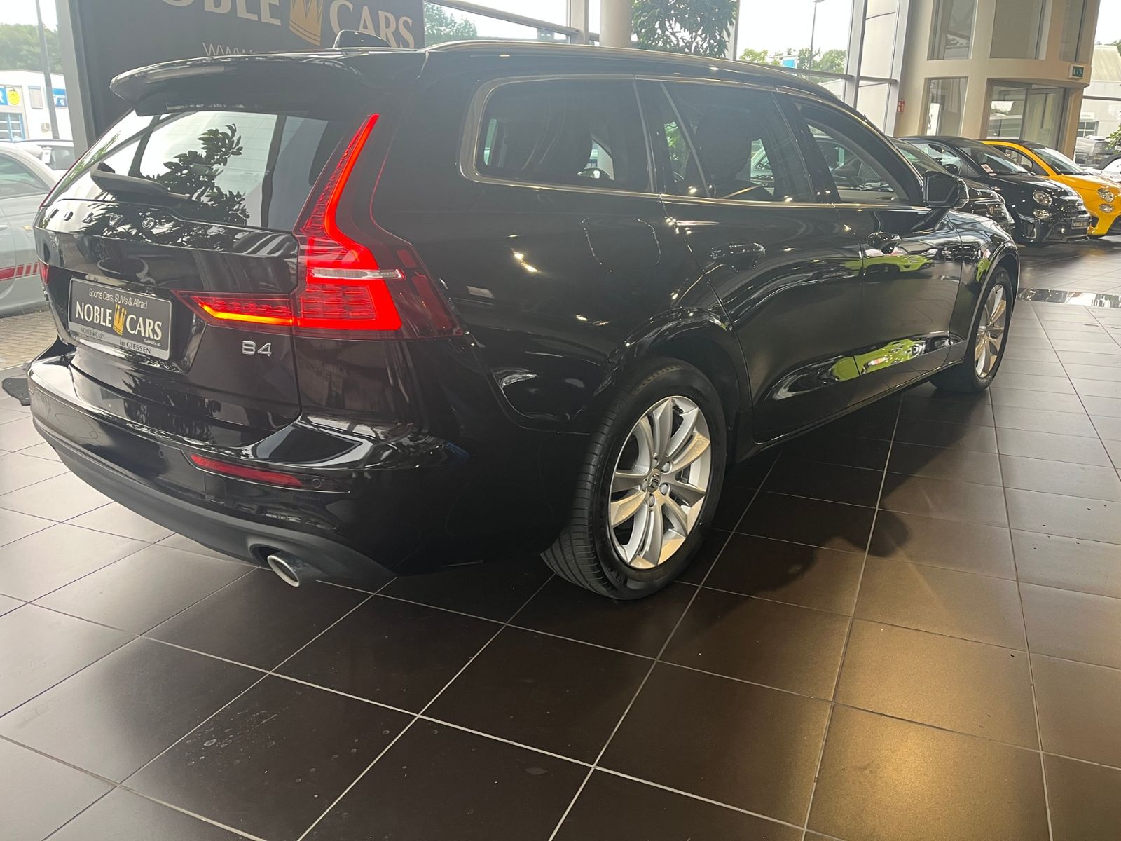 Fahrzeugabbildung Volvo V60 Kombi Momentum Pro LED NAVI ALU